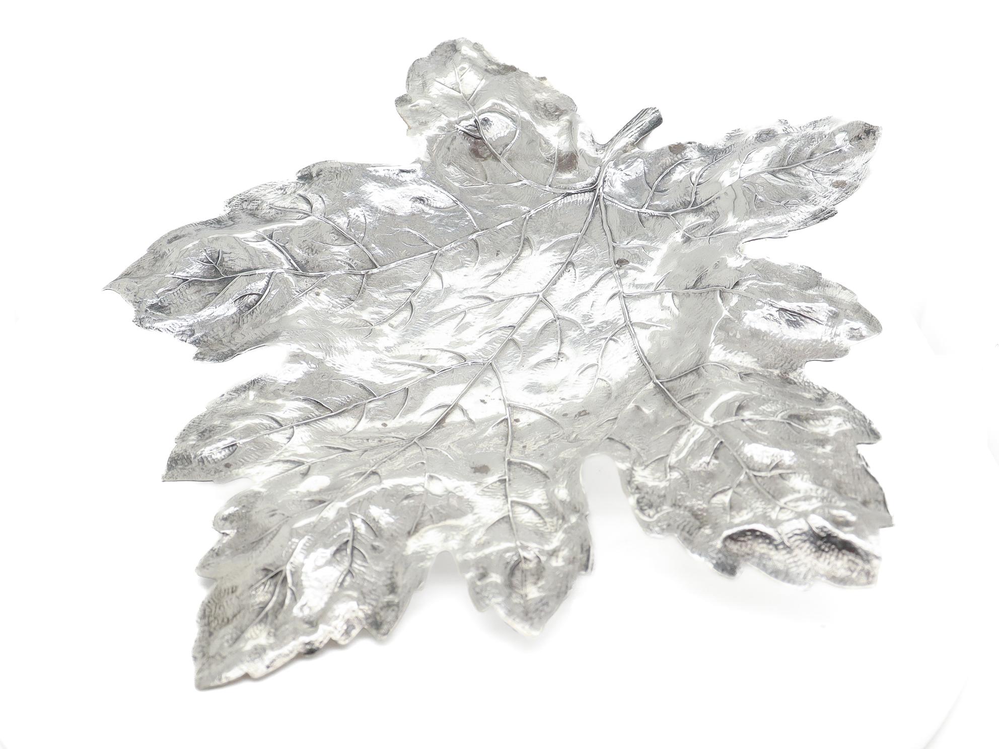 XX secolo R. Piatto a forma di foglia d'acero in argento Sterling di Blackington della metà del secolo scorso o Vide Poche in vendita