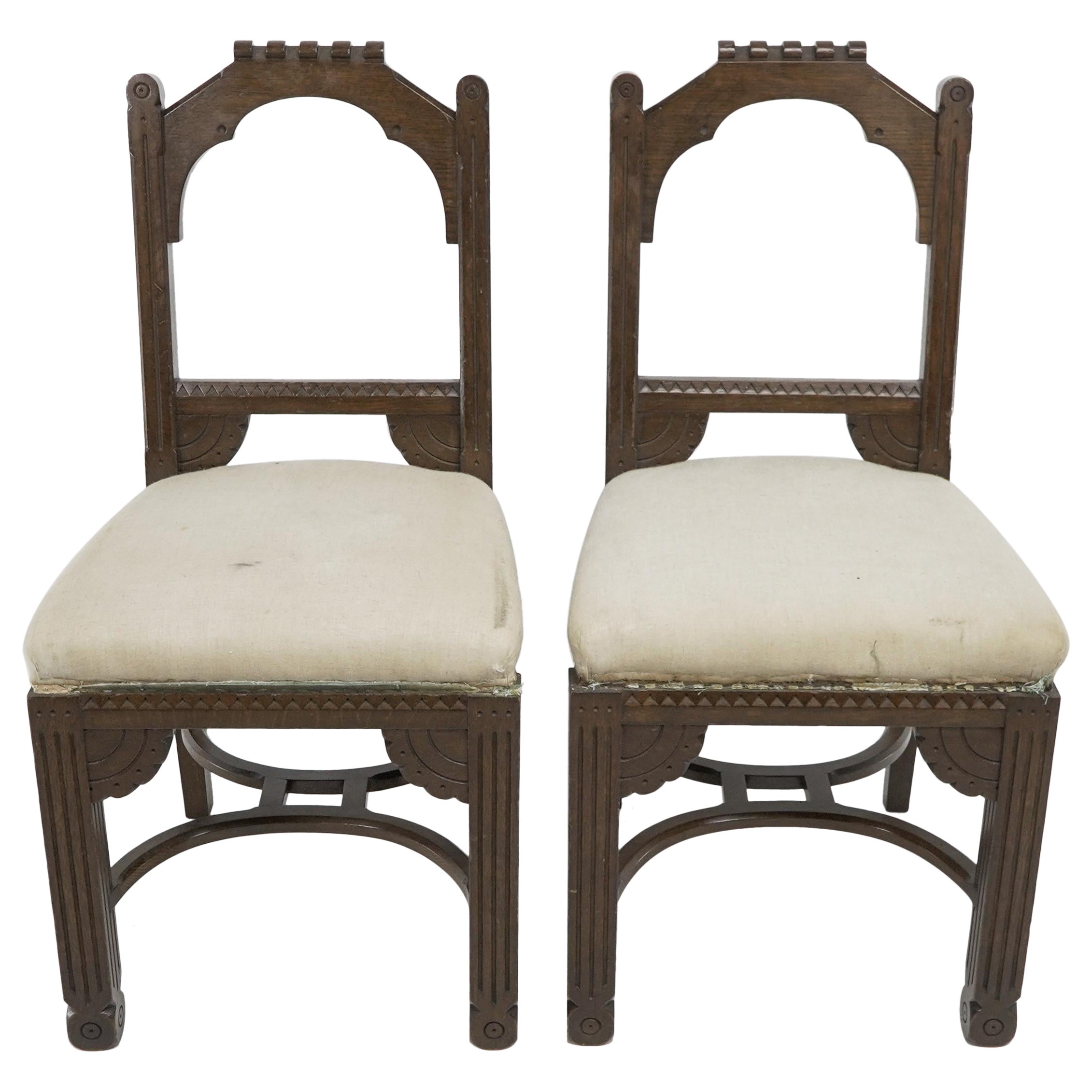 R Boyd. al estilo del Dr. C Dresser. Pareja de sillas auxiliares de roble del Aesthetic Movement con detalles de 1/4 de luna y camillas de doble aro. Los muebles de R Boyd se ilustraron en la Gaceta del Mueble cuando el Dr. C Dresser era el editor,