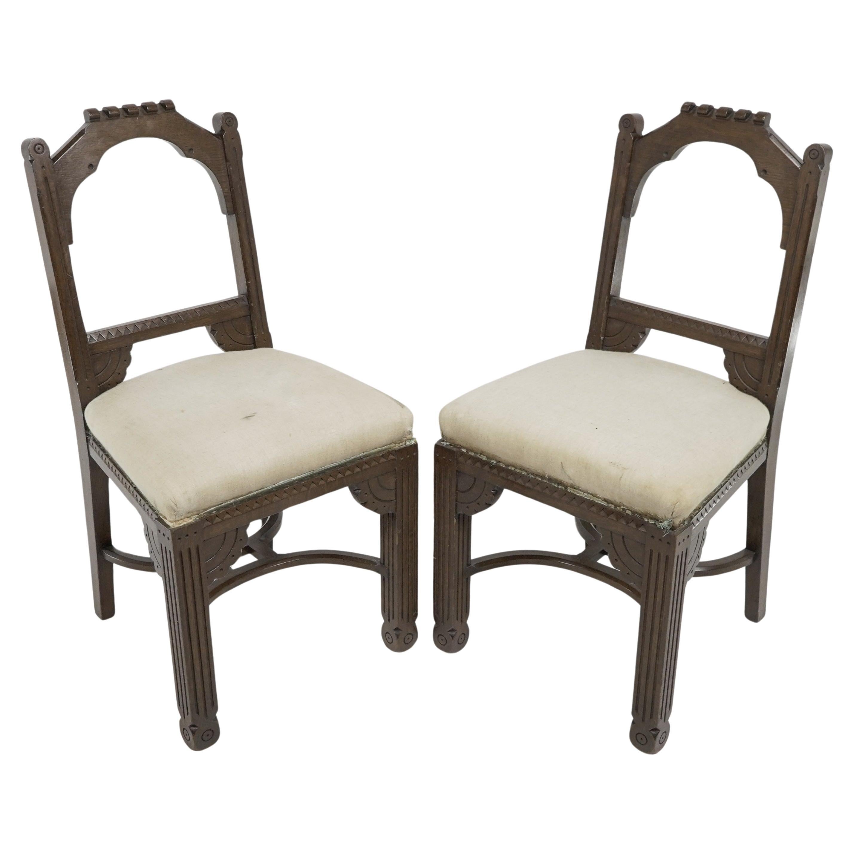 R Boyd. al estilo del Dr. C Dresser. Un par de sillas auxiliares de roble en venta
