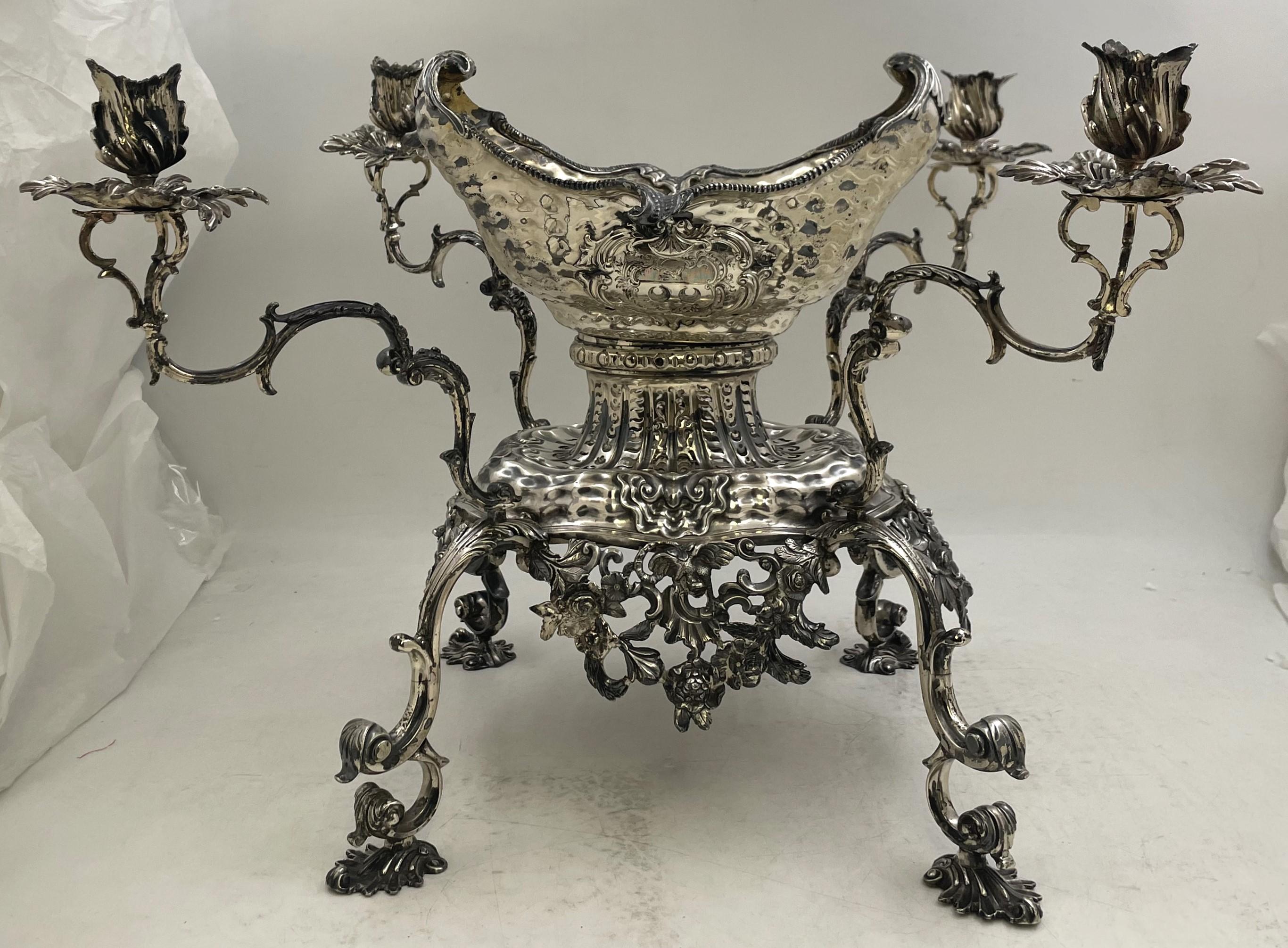 Rarissimo centrotavola epergne in argento sterling di Robert Calderwood della metà del XVIII secolo, con base e ciotola centrale con decorazioni a onde e conchiglie, grembiule con decorazioni di uccelli e fiori, bracci a voluta con prese per candele