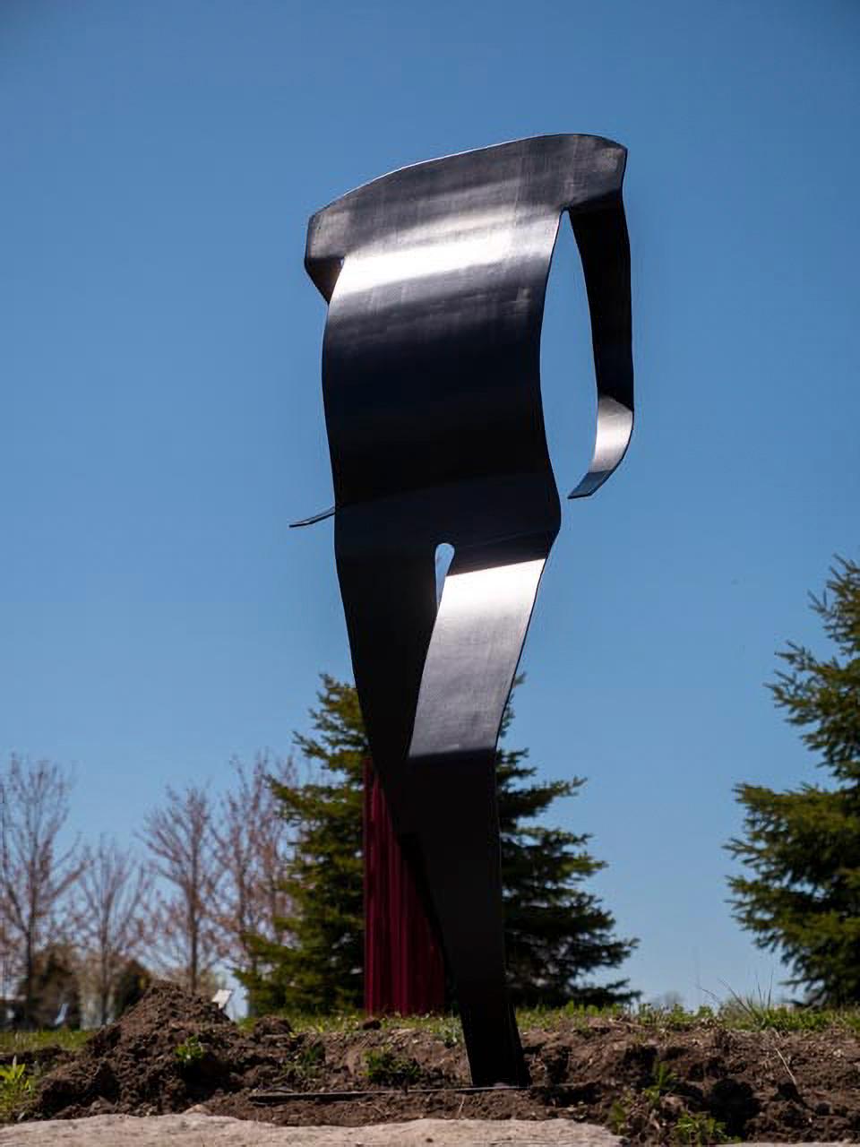 Dans cette sculpture abstraite spectaculaire de Robert Clarke Ellis, la silhouette d'un personnage, le torse gonflé de confiance, s'avance hardiment vers le spectateur. Construite en acier découpé au laser et peinte en noir, la sculpture absorbe la