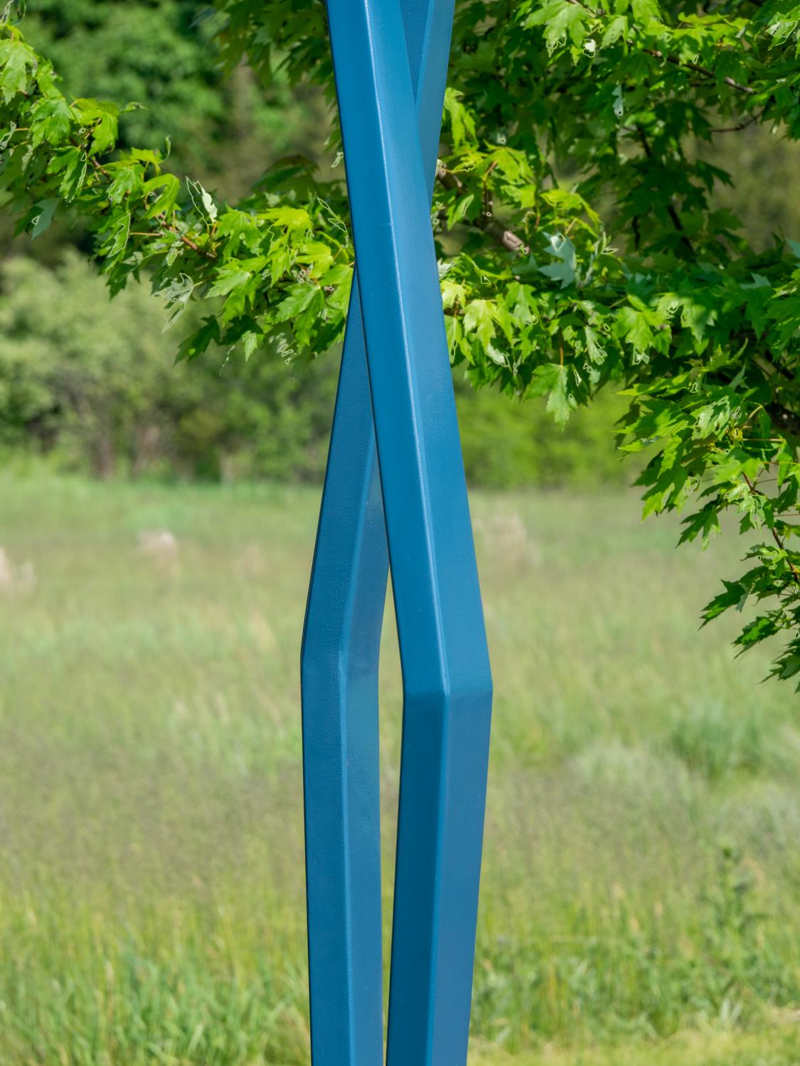 Facetime - figures hautes, colorées et abstraites, sculpture d'extérieur en aluminium - Bleu Abstract Sculpture par R. Clark Ellis