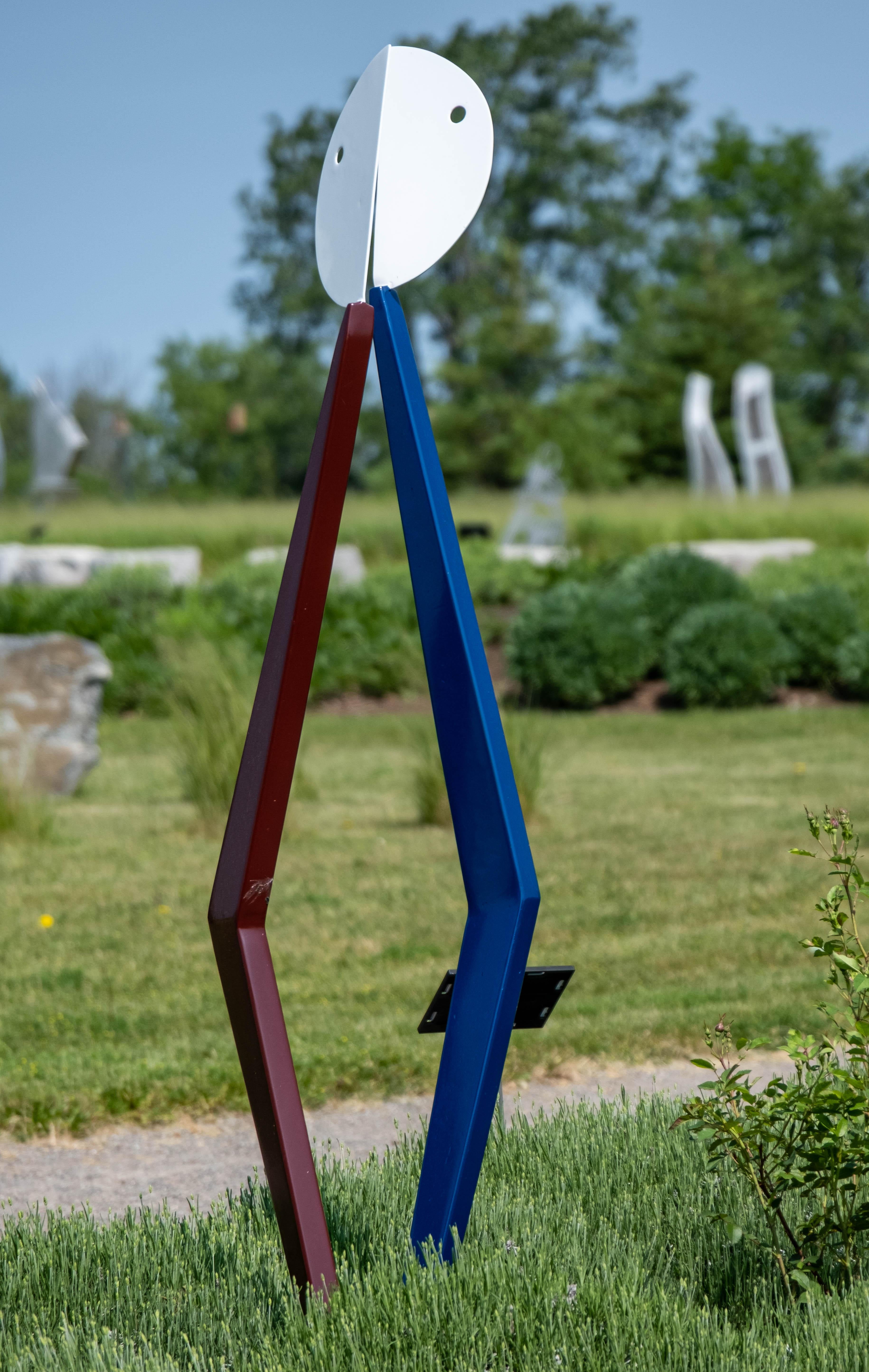 In dieser fesselnden abstrakten Skulptur von Robert Clarke-Ellis scheinen zwei Figuren miteinander zu tanzen. Weiß gemalte Halbmondformen überlagern blaue und rote stabförmige Teile, die sich überschneiden, als ob sie sich gegenseitig umarmen. Der