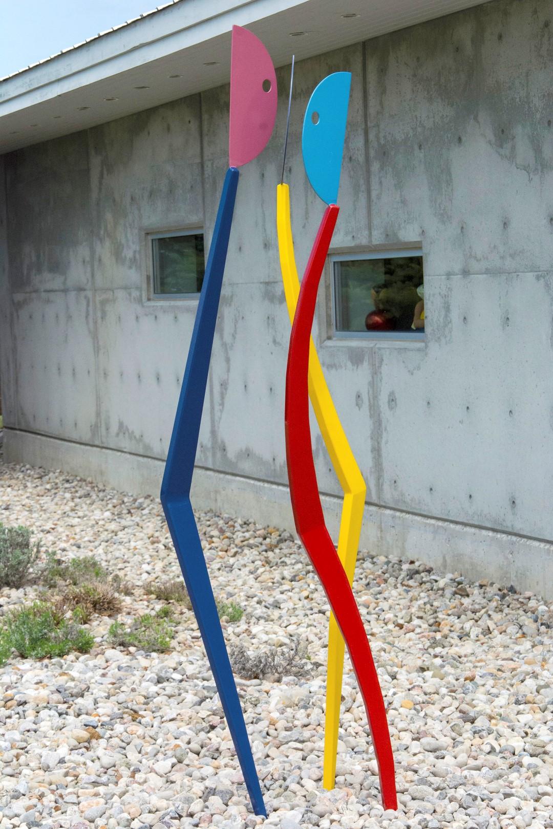 Interloper - farbenfrohe, spielerische, abstrahierte Figuren, bemalte Stahlskulptur (Zeitgenössisch), Sculpture, von R. Clark Ellis