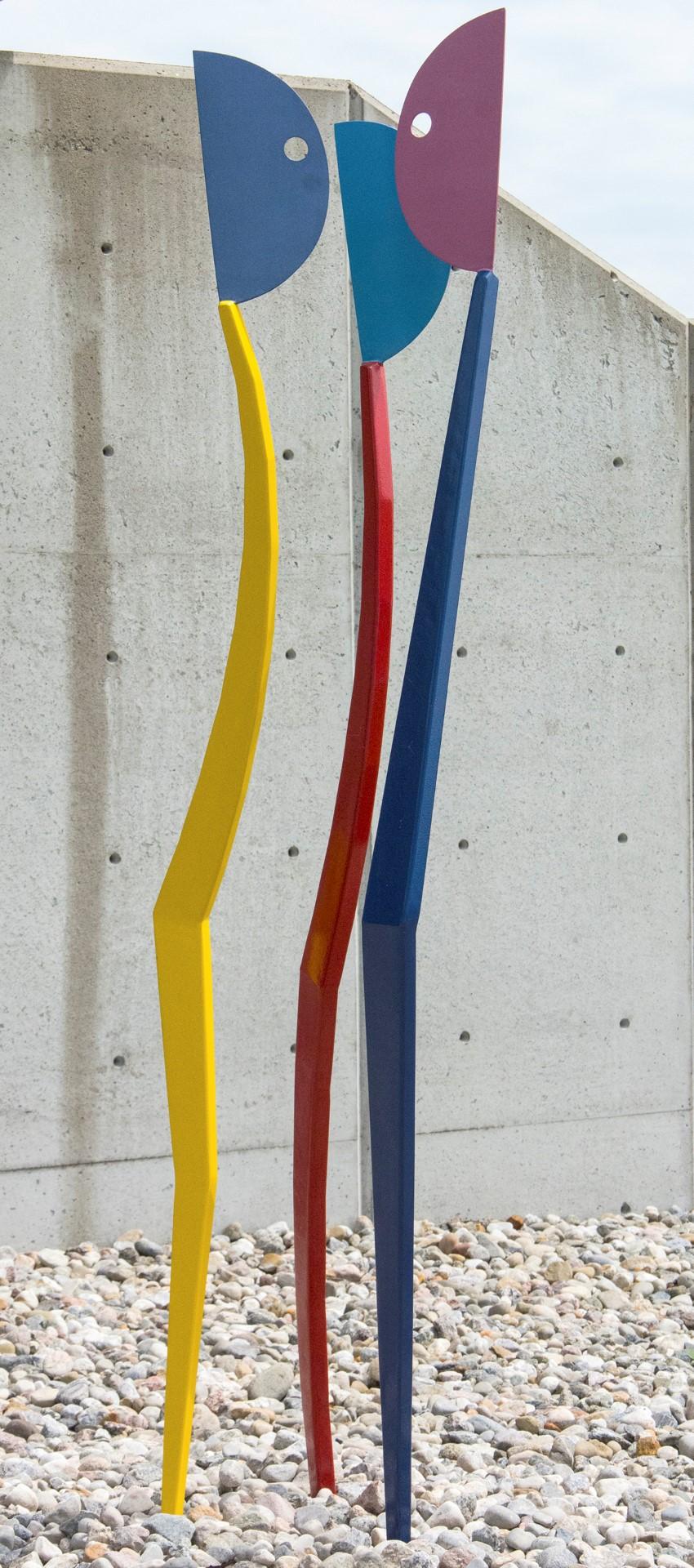 Interloper - farbenfrohe, spielerische, abstrahierte Figuren, bemalte Stahlskulptur (Blau), Abstract Sculpture, von R. Clark Ellis