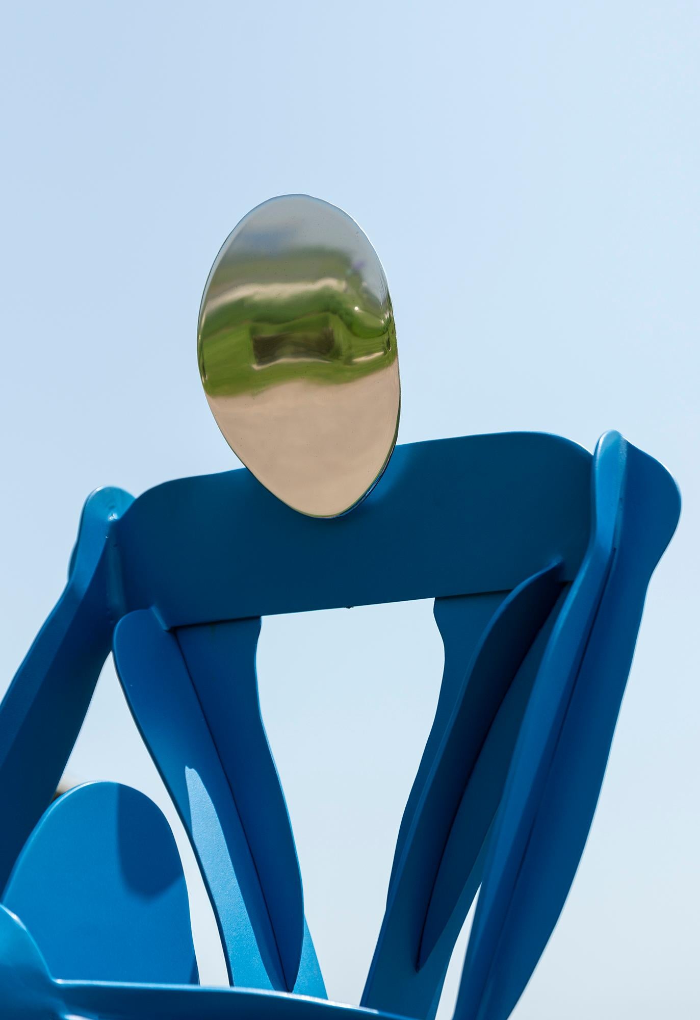 Questa scultura astratta figurativa in acciaio per esterni è opera di Robert Clarke Ellis.

L'artista canadese esplora nelle sue opere temi universali ispirati alle sfide, alle scelte e agli eventi fondamentali della vita. Le sue opere grafiche
