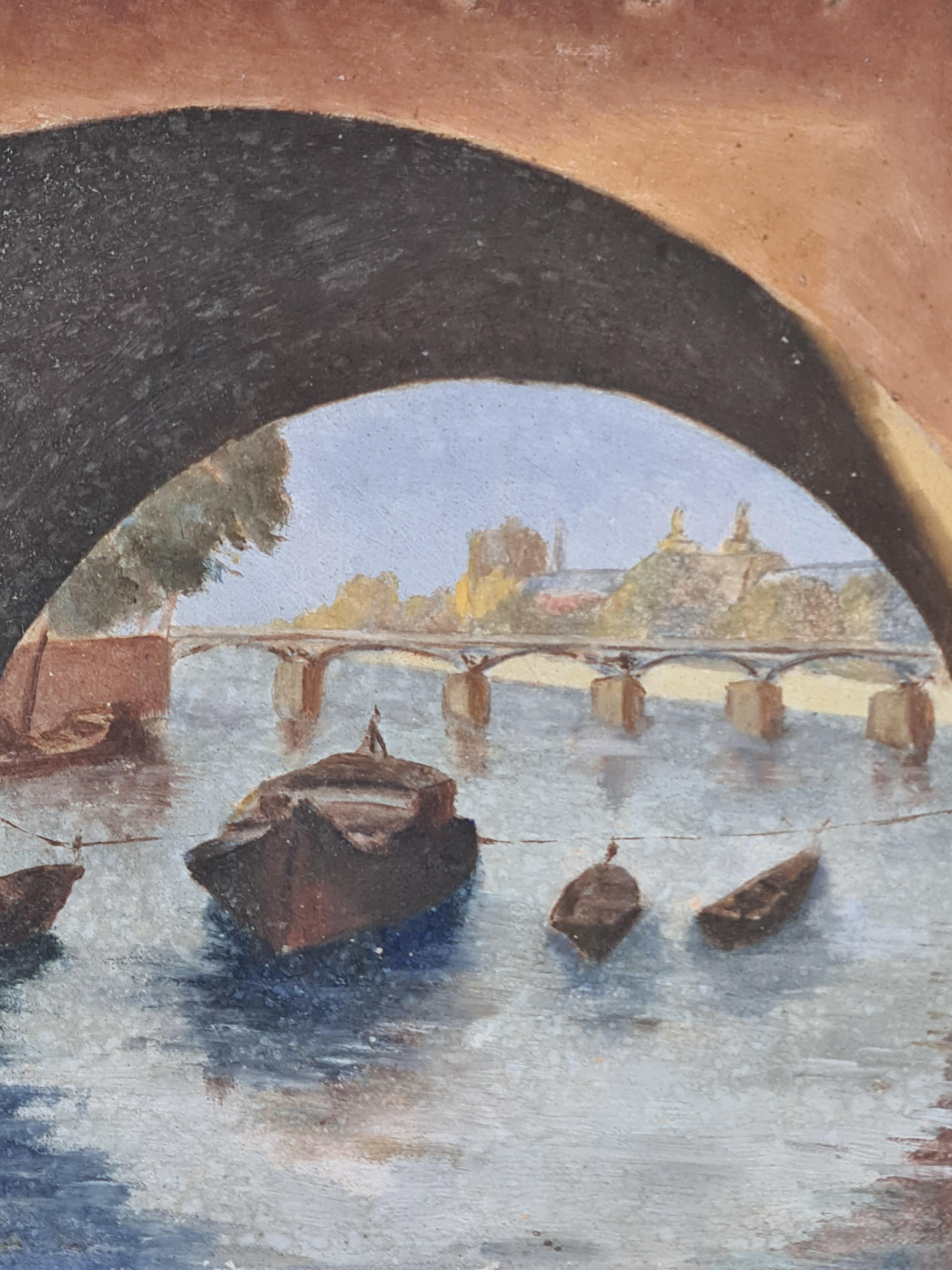 Mid Century Öl auf Karton Ansicht der Pont Neuf Brücke in Paris von R Glachant. Signiert und datiert unten rechts, in einem Rahmen aus patiniertem Holz und Gips aus der Zeit.

Eine ungewöhnliche Perspektive auf eine charmante und stimmungsvolle