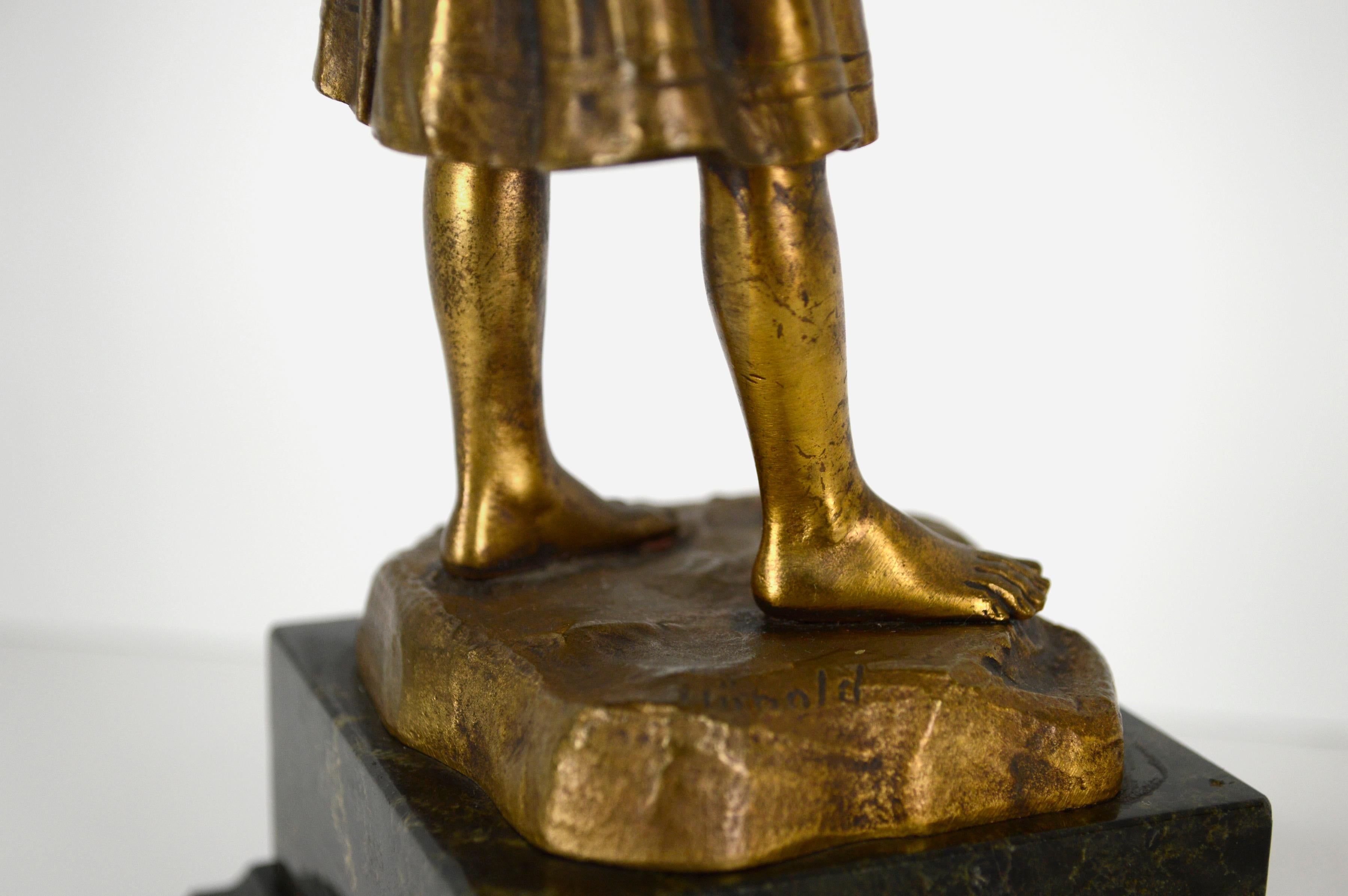 Sculpture en bronze du début du XXe siècle, figure d'une bergere avec un bâton en vente 7