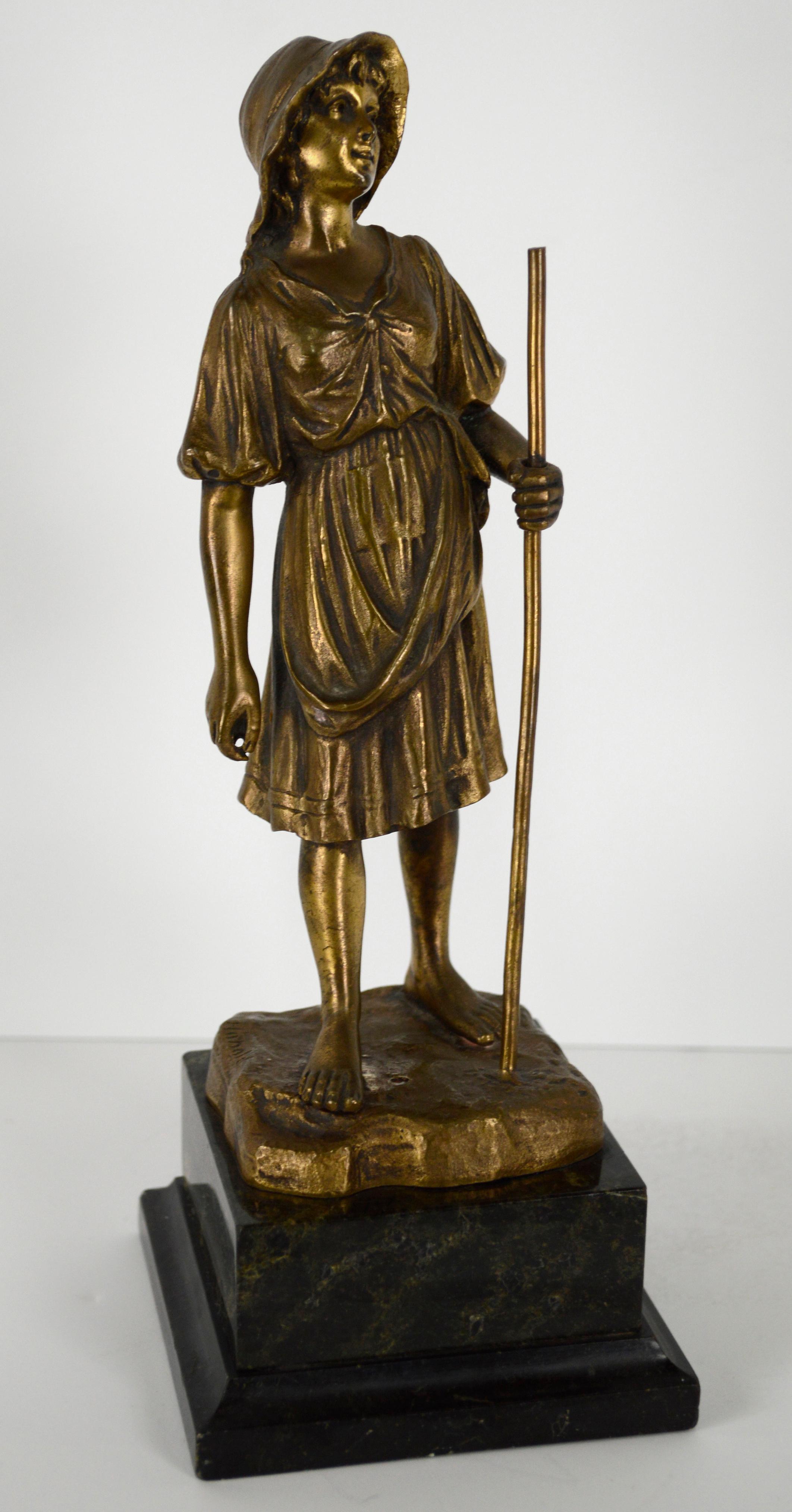 Sculpture en bronze du début du XXe siècle, figure d'une bergere avec un bâton - Or Figurative Sculpture par R. Hobold