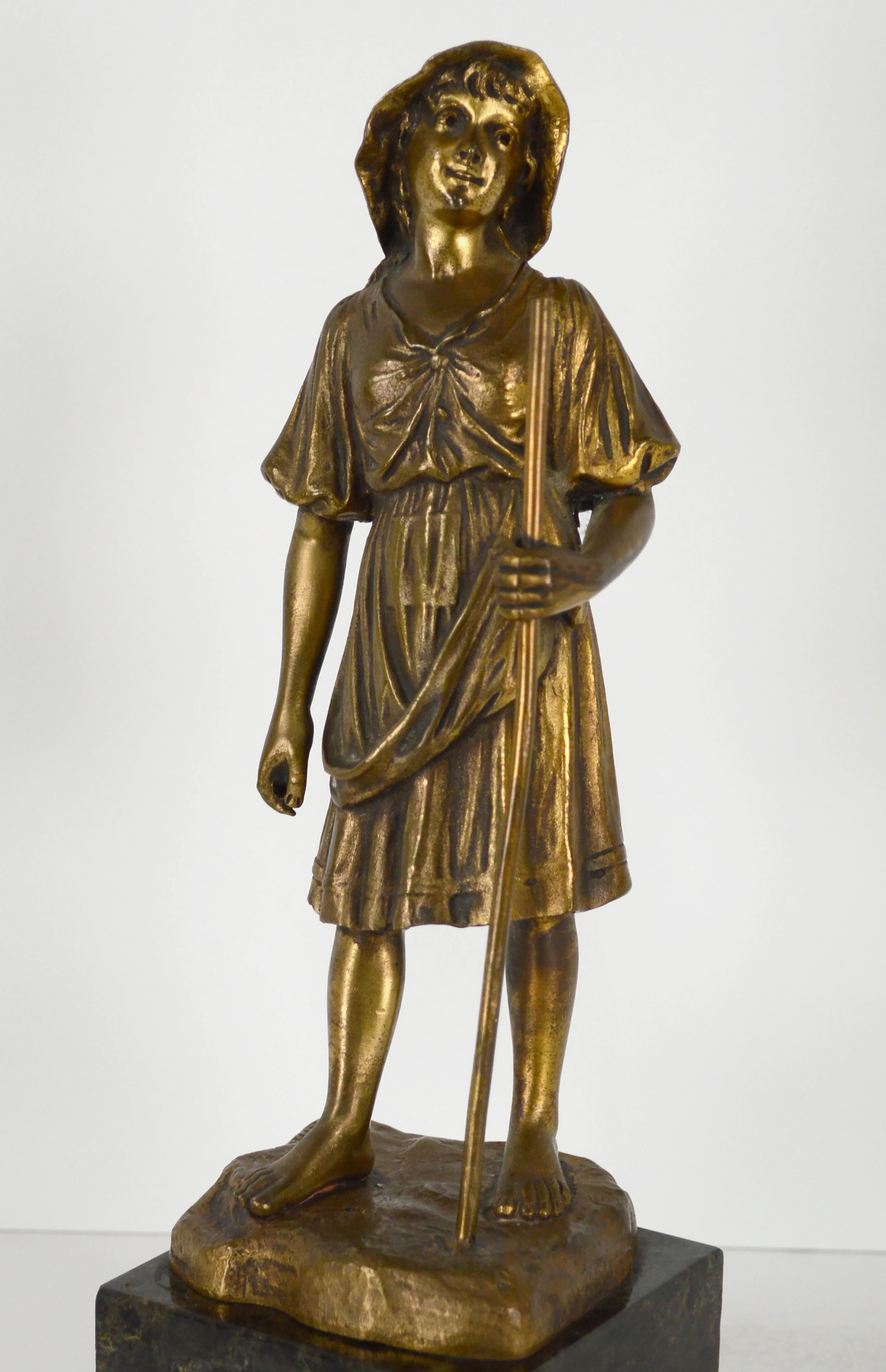 Merveilleuse sculpture figurative miniature en bronze coulé représentant une jeune bergère aux pieds nus tenant un bâton par R. Hobold (allemand, 19e s.). La fille est vêtue d'une robe paysanne fluide et d'un chapeau mou, et a un pied en avant comme