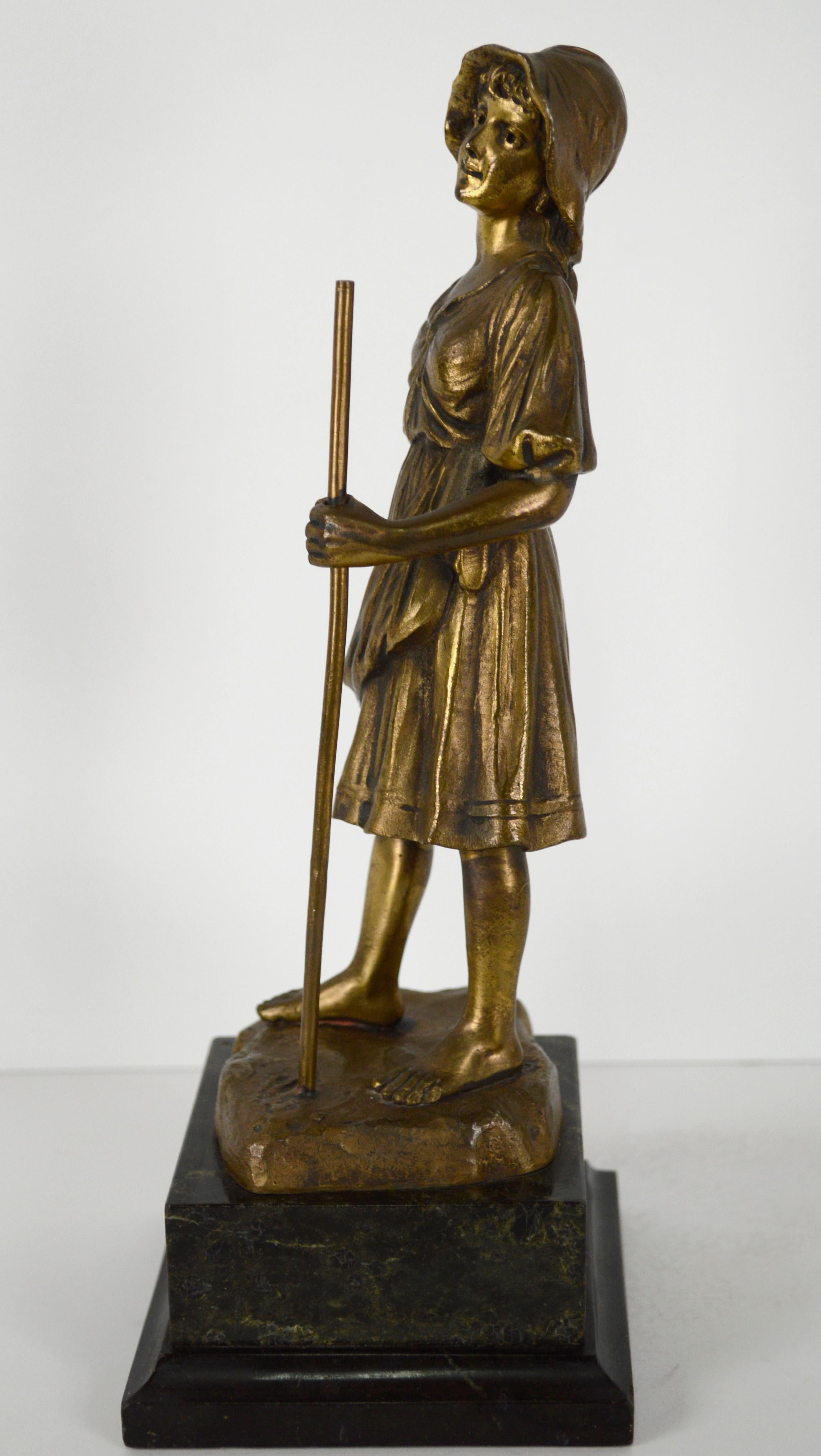 Sculpture en bronze du début du XXe siècle, figure d'une bergere avec un bâton en vente 1