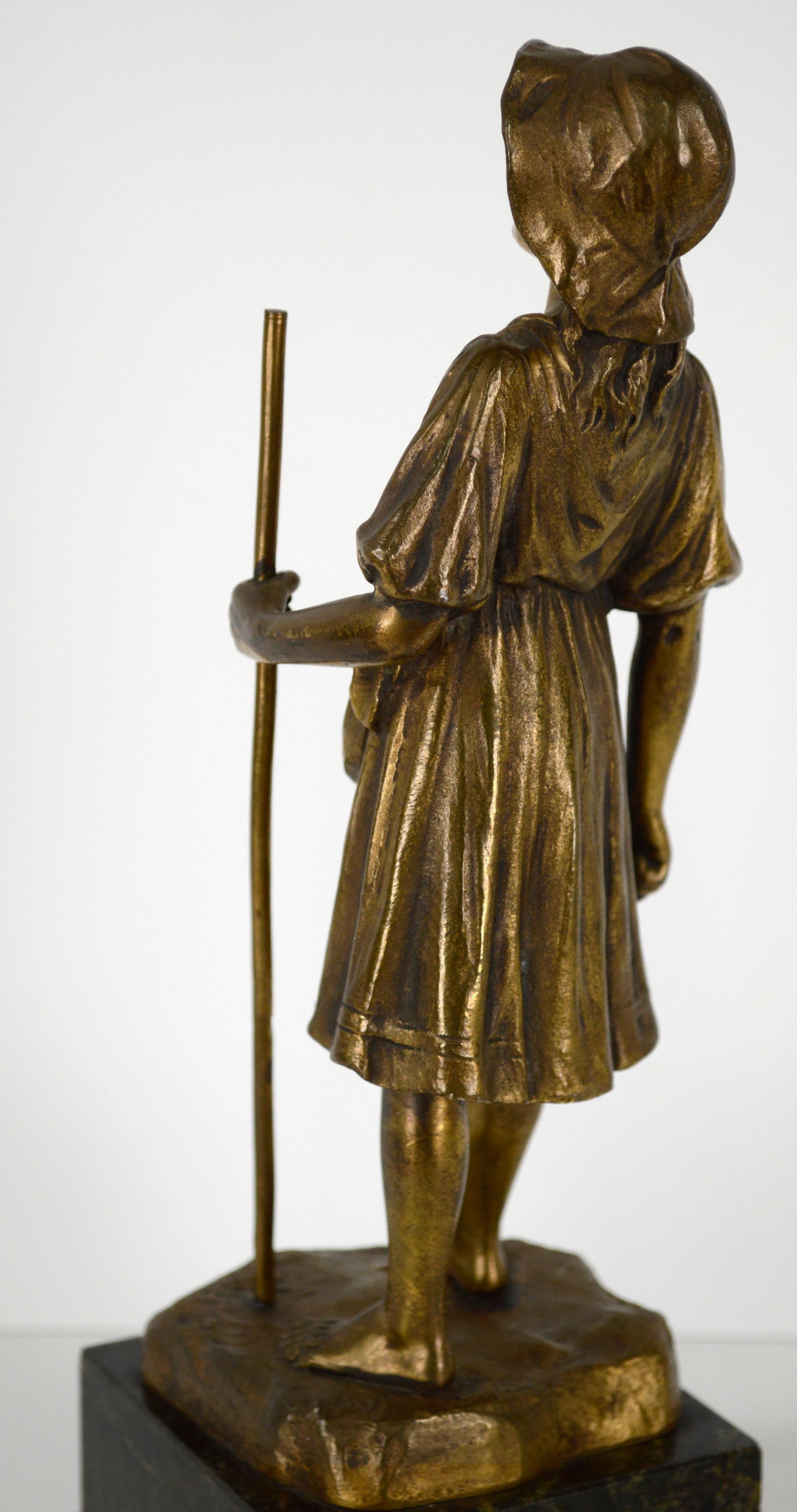 Wunderschöne figurative Miniatur-Bronzeguss-Skulptur eines jungen barfüßigen Hirtenmädchens, das einen Stab hält, von R. Hobold (deutsch, 19. Jh.). Das Mädchen trägt ein wallendes Bauernkleid und einen Schlapphut und steht mit einem Fuß nach vorne,