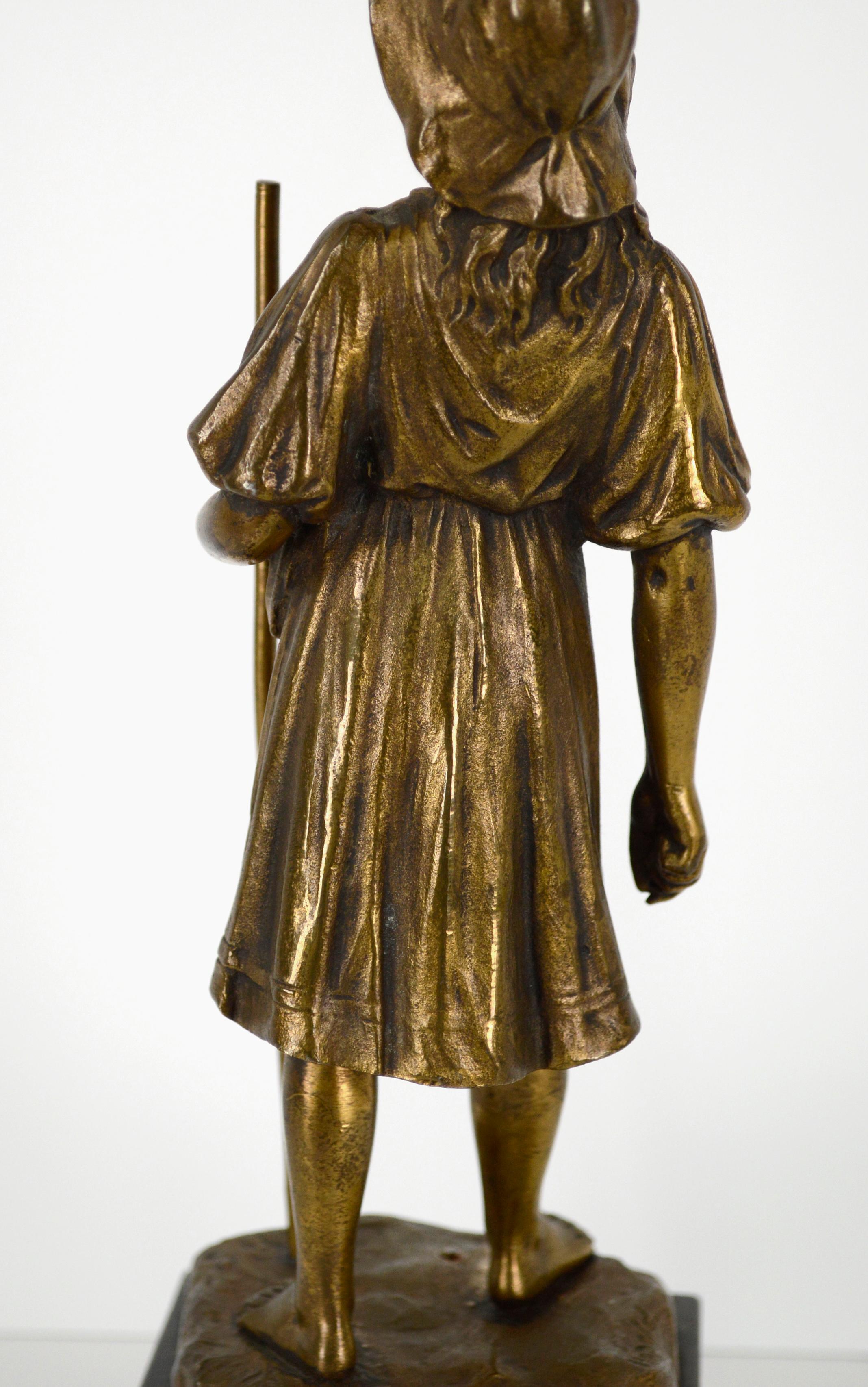Sculpture en bronze du début du XXe siècle, figure d'une bergere avec un bâton en vente 5