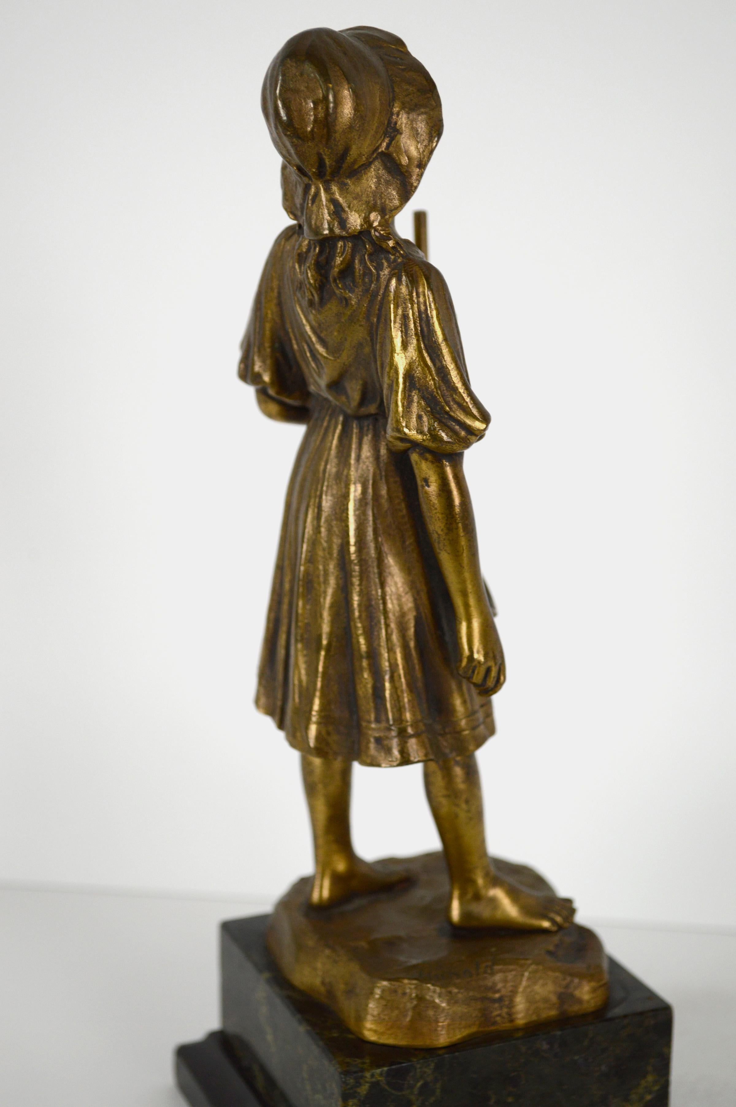 Sculpture en bronze du début du XXe siècle, figure d'une bergere avec un bâton en vente 6