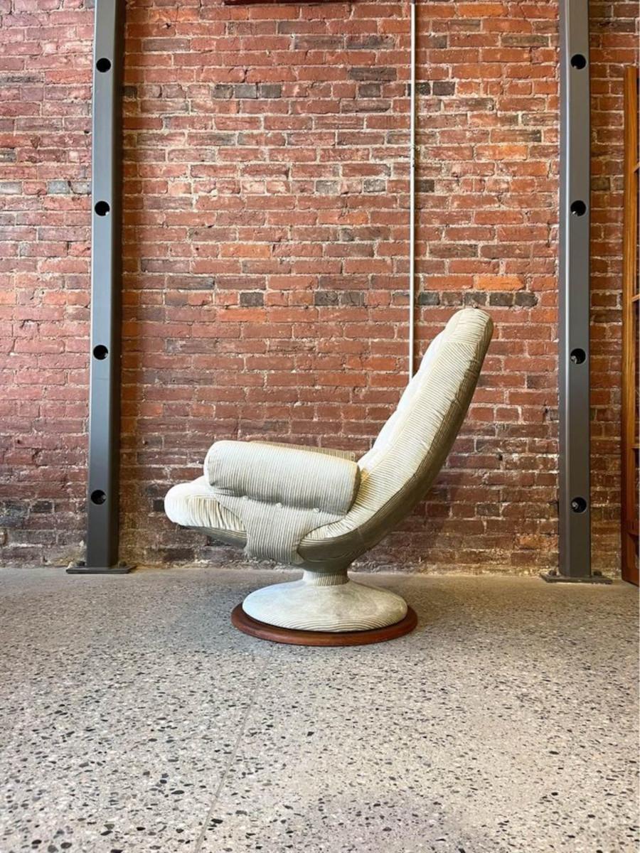 R. Huber Scoop Chair In Excellent Condition In Victoria, BC