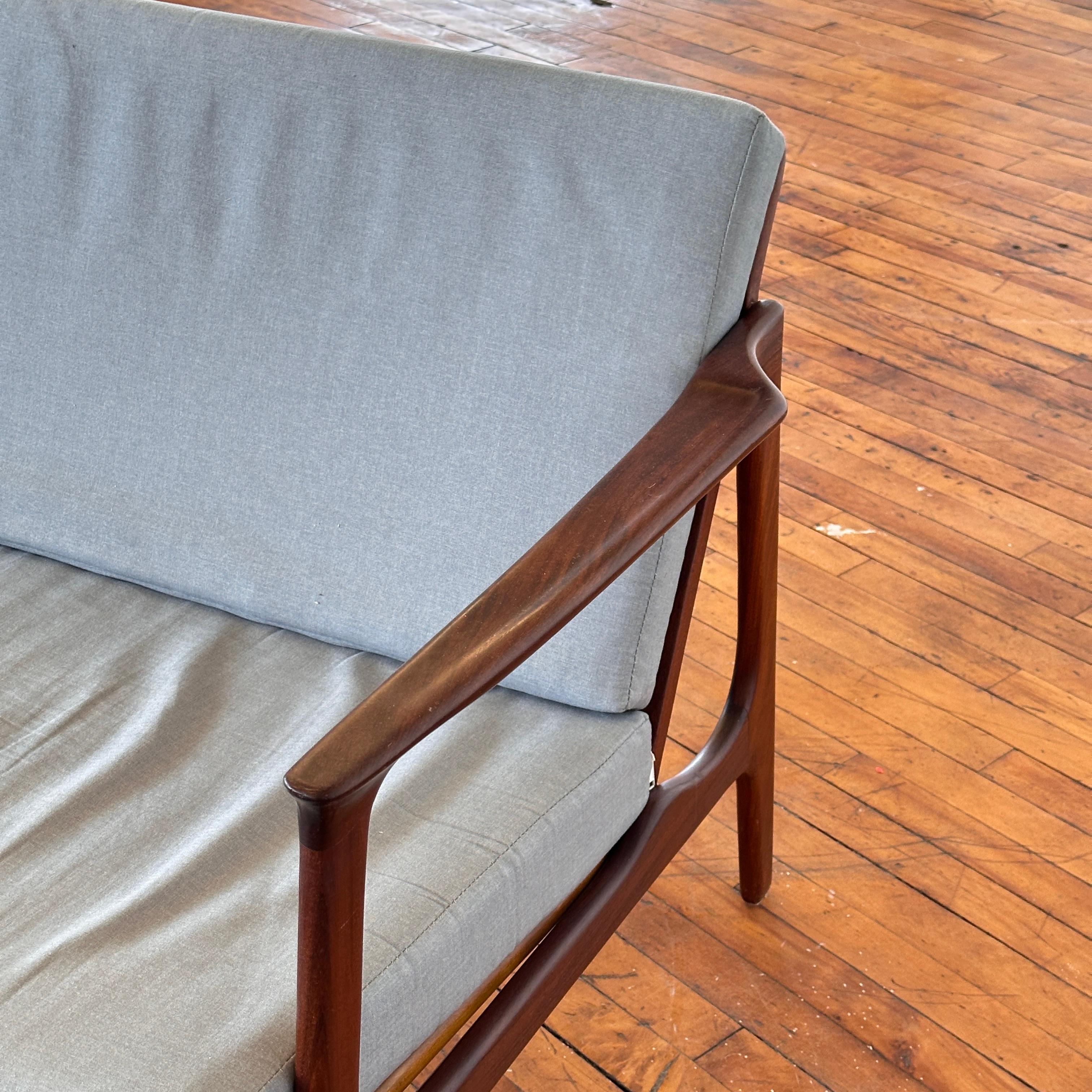 R Huber Teak 3-Seater Sofa In Good Condition In Puslinch, ON