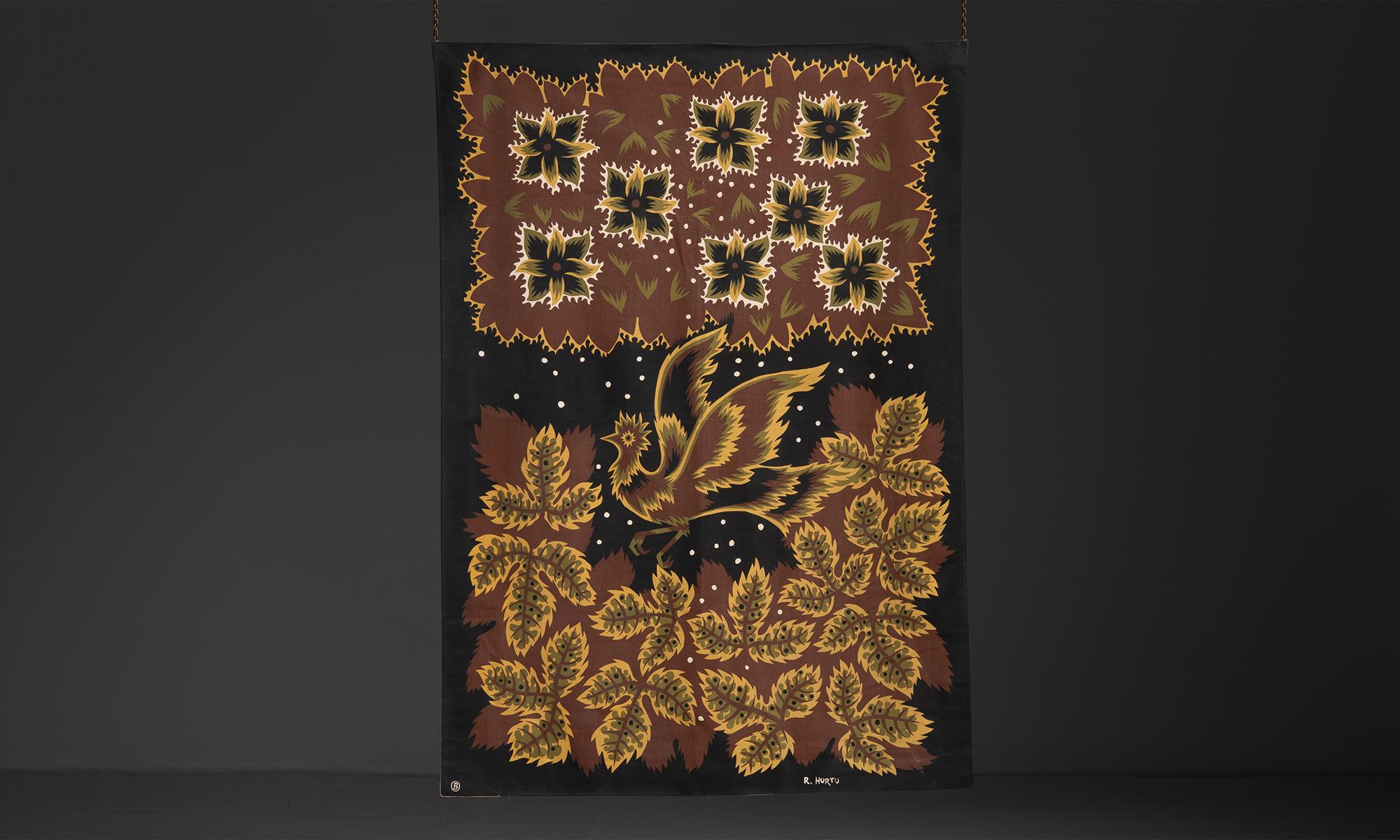 Frankreich, 1960
Bedruckter Wandteppich von R. Hurtu aus der Mitte des Jahrhunderts mit einem stilisierten Vogel und Blumen- und Laubmotiven.
45 