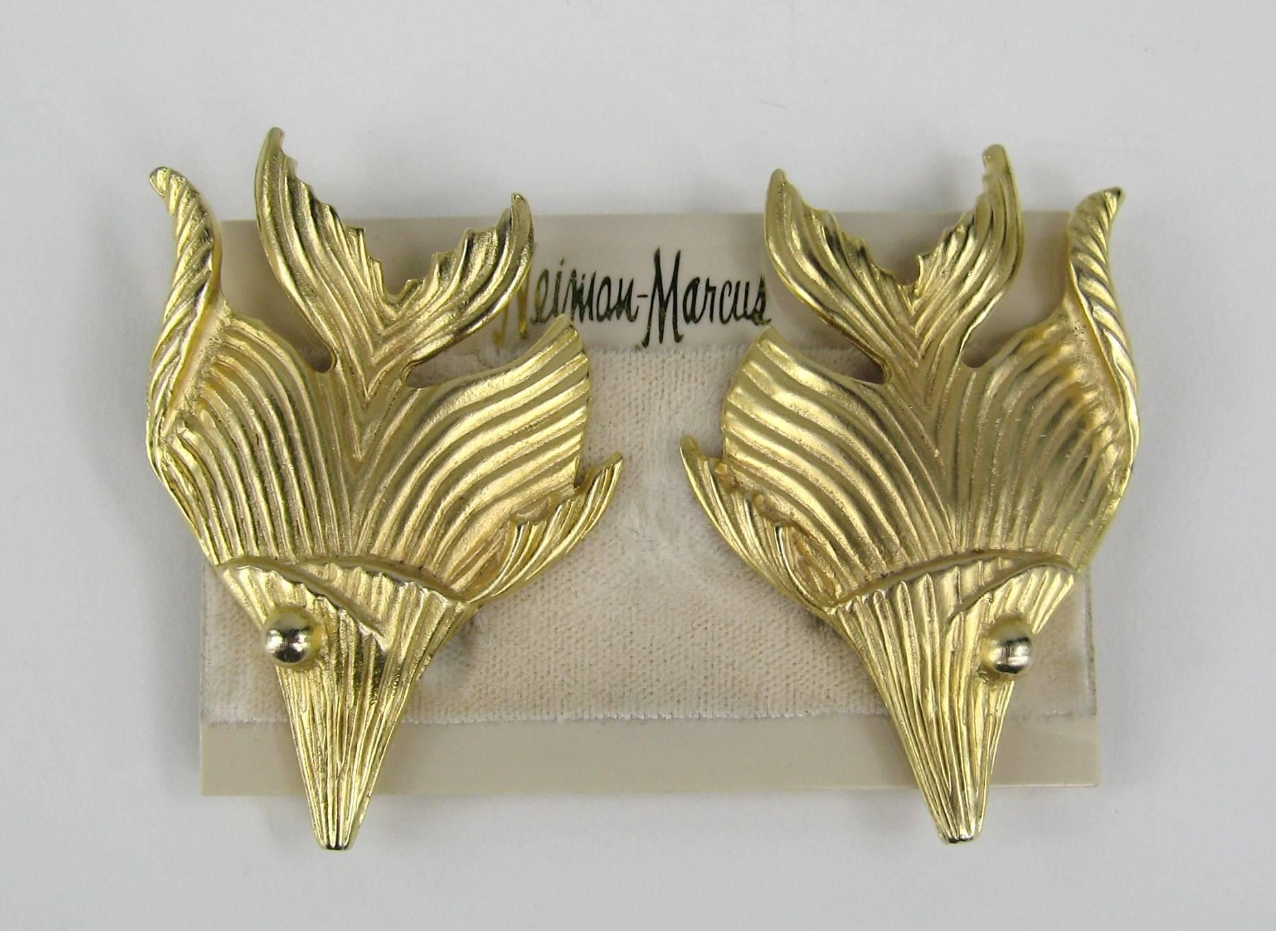 Vintage 80's R.J. GRAZIANO Gold Ton texturierte Fisch Ohrringe Clip on's ANGELFISH.  Immer noch auf der Neiman Marcus-Ohrring-Karte. Mit den Maßen 2-1/2
