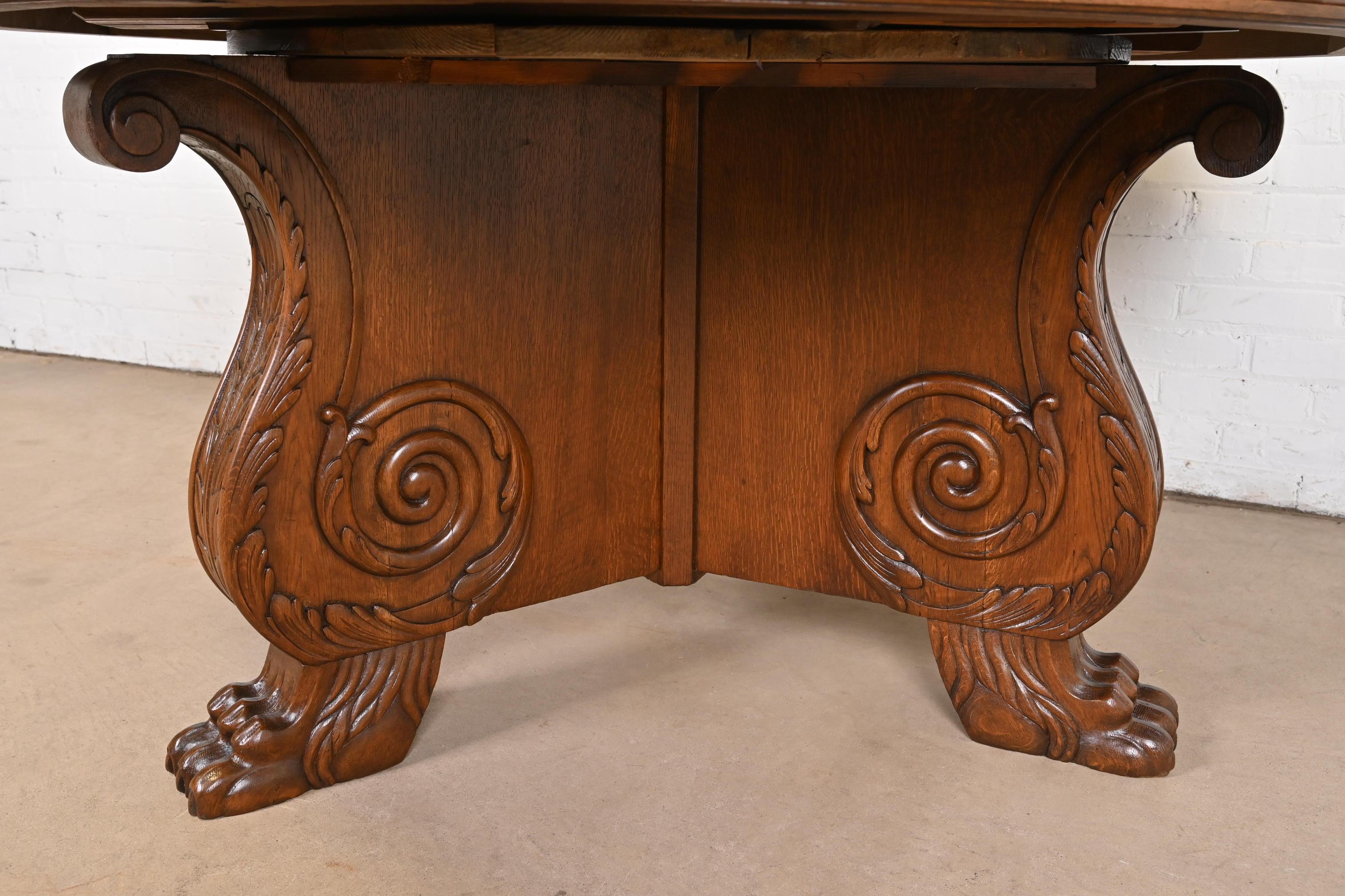R. J. Horner Antique Victorian Carved Pedestal Pedestal Dining Table (Table à manger à rallonge en chêne sculpté) en vente 4