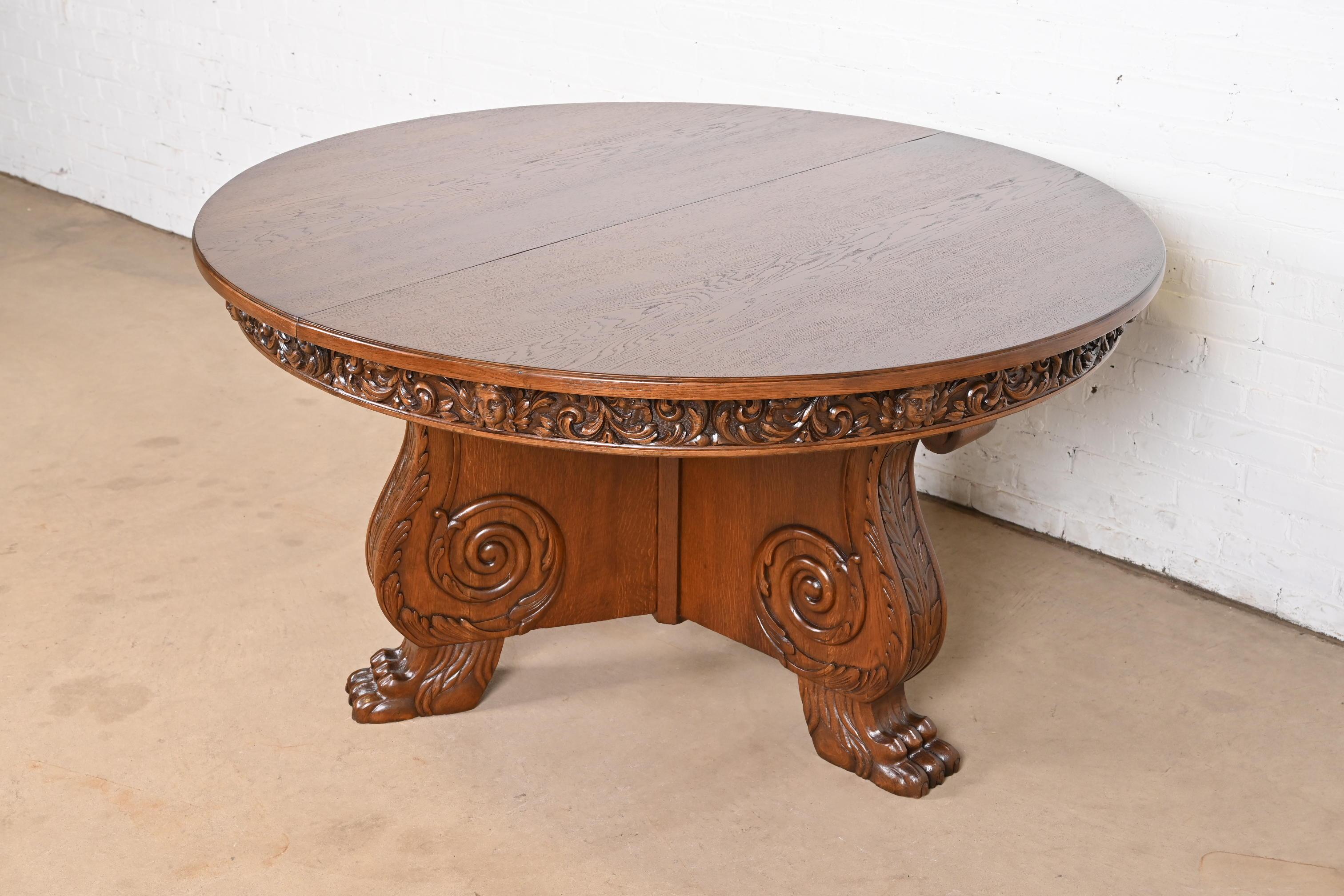 Exceptionnelle table de salle à manger à piédestal d'époque victorienne ou renaissance.

Par R.J. Horner & Co.

États-Unis, vers 1890

Magnifique chêne, avec des faces sculptées et des pieds en patte d'oie.

Dimensions : 55,25 
