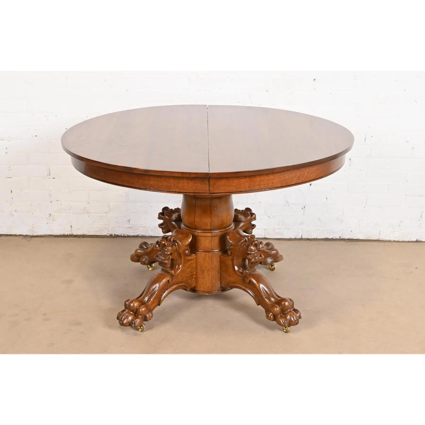 Exceptionnelle table de salle à manger à piédestal d'époque victorienne ou renaissance.

Par R.J. Horner & Co.

États-Unis, vers 1890

Chêne scié sur quartier, avec piédestal sculpté de visages de lions et de pieds en patte d'oie sur des roulettes