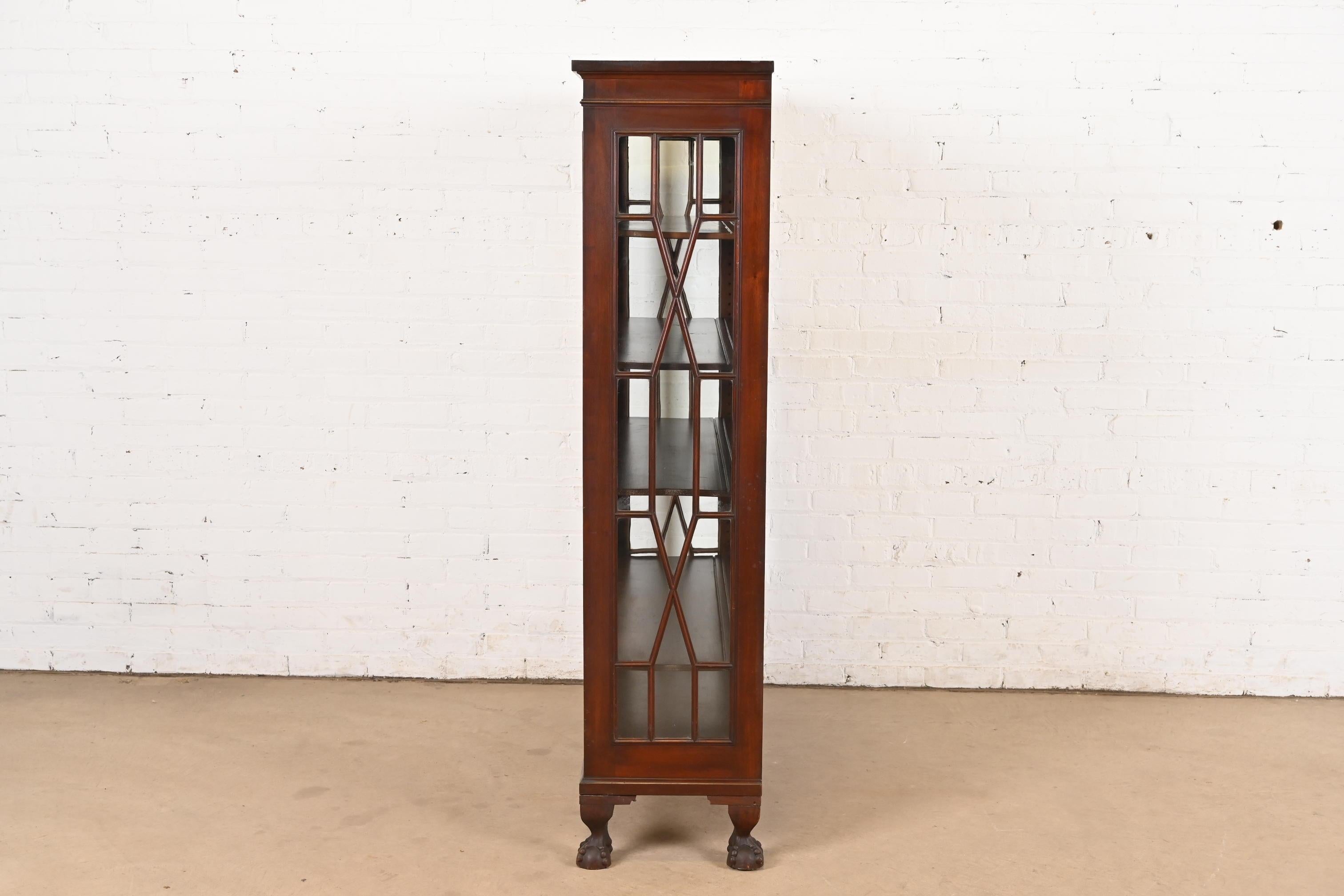 R. J. Horner Style American Empire Carved Mahogany Bookcase, Circa 1890s en vente 3