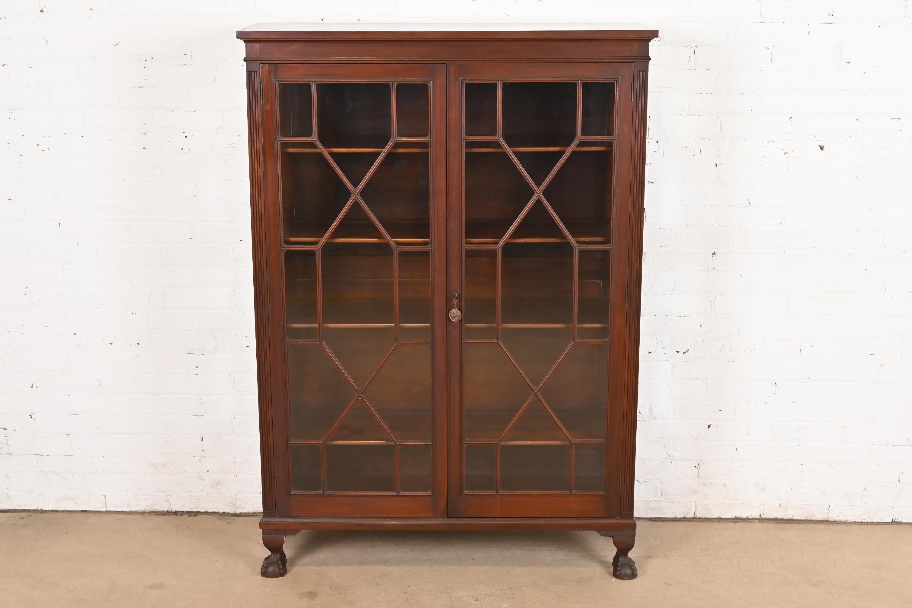 Empire américain R. J. Horner Style American Empire Carved Mahogany Bookcase, Circa 1890s en vente