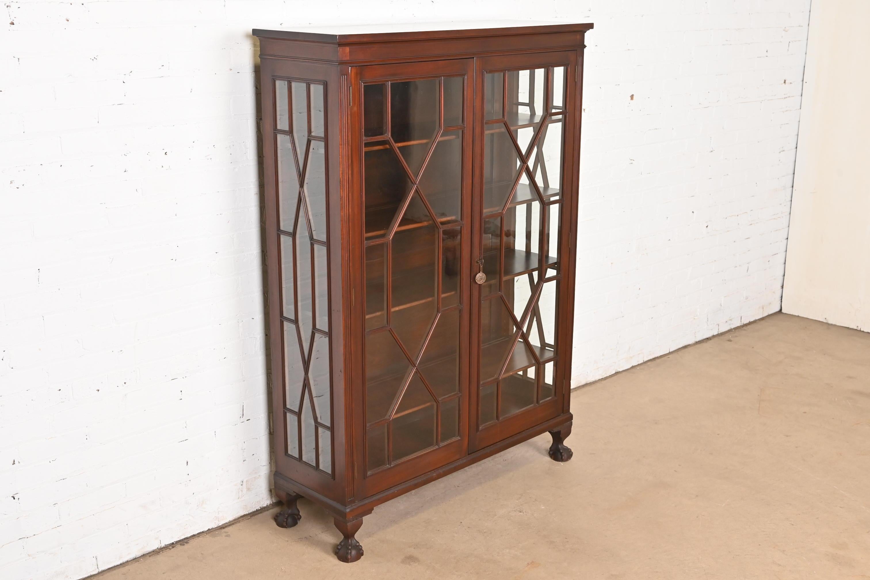 R. J. Horner Style American Empire Carved Mahogany Bookcase, Circa 1890s Bon état - En vente à South Bend, IN