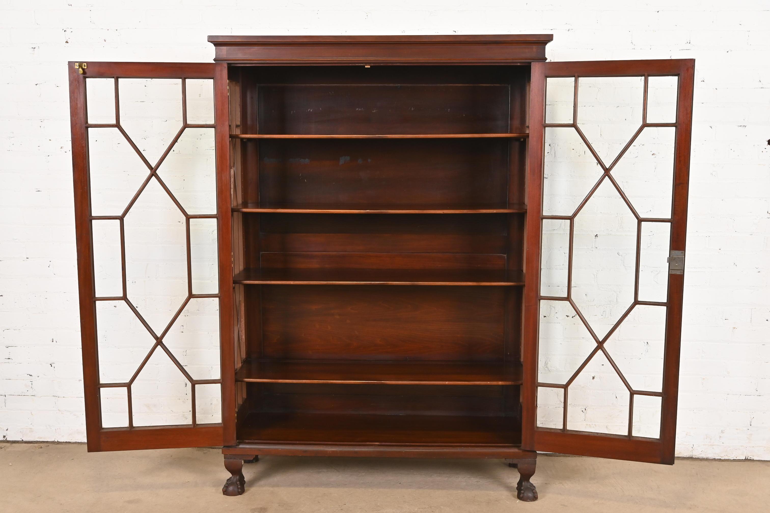 XIXe siècle R. J. Horner Style American Empire Carved Mahogany Bookcase, Circa 1890s en vente