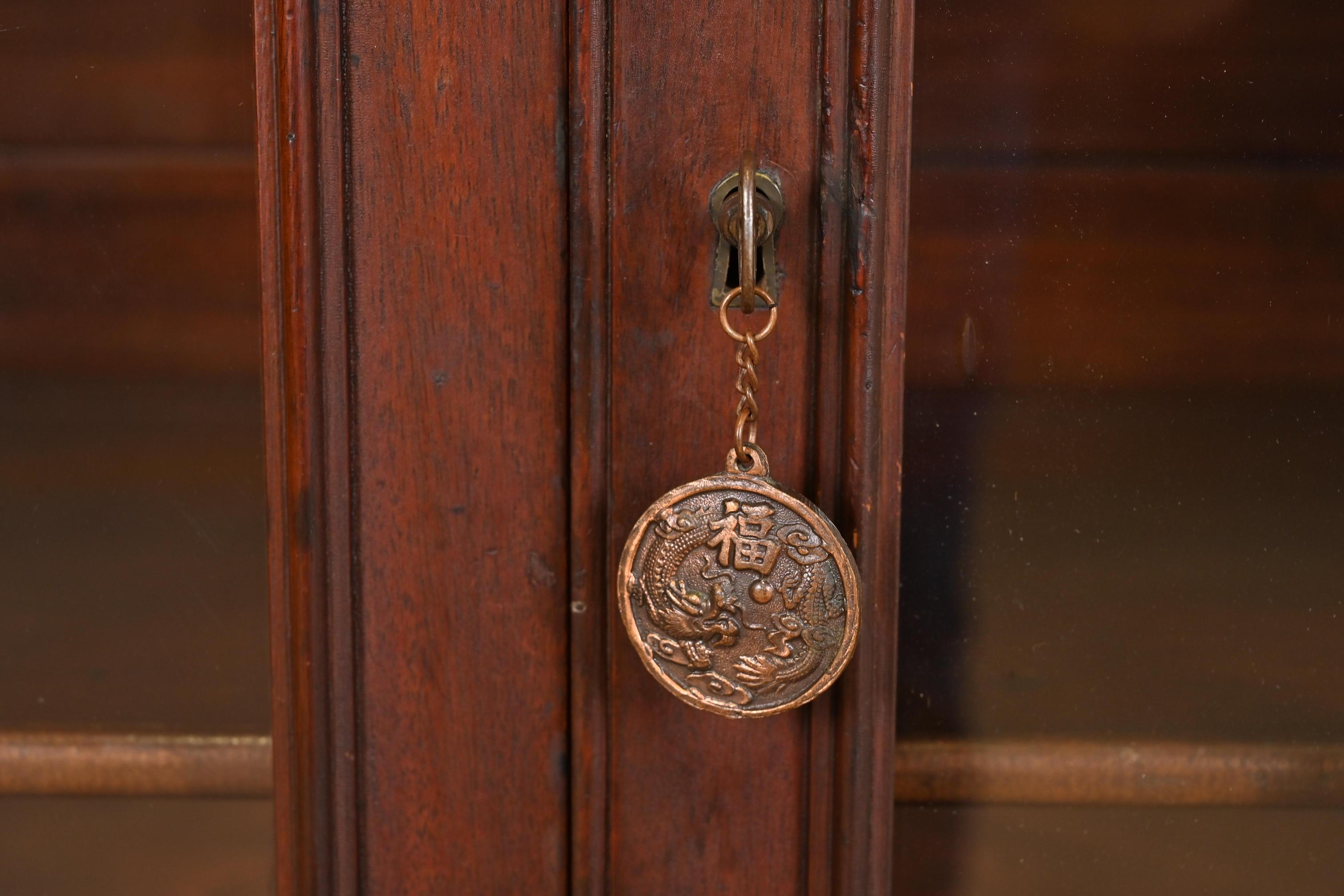 Verre R. J. Horner Style American Empire Carved Mahogany Bookcase, Circa 1890s en vente