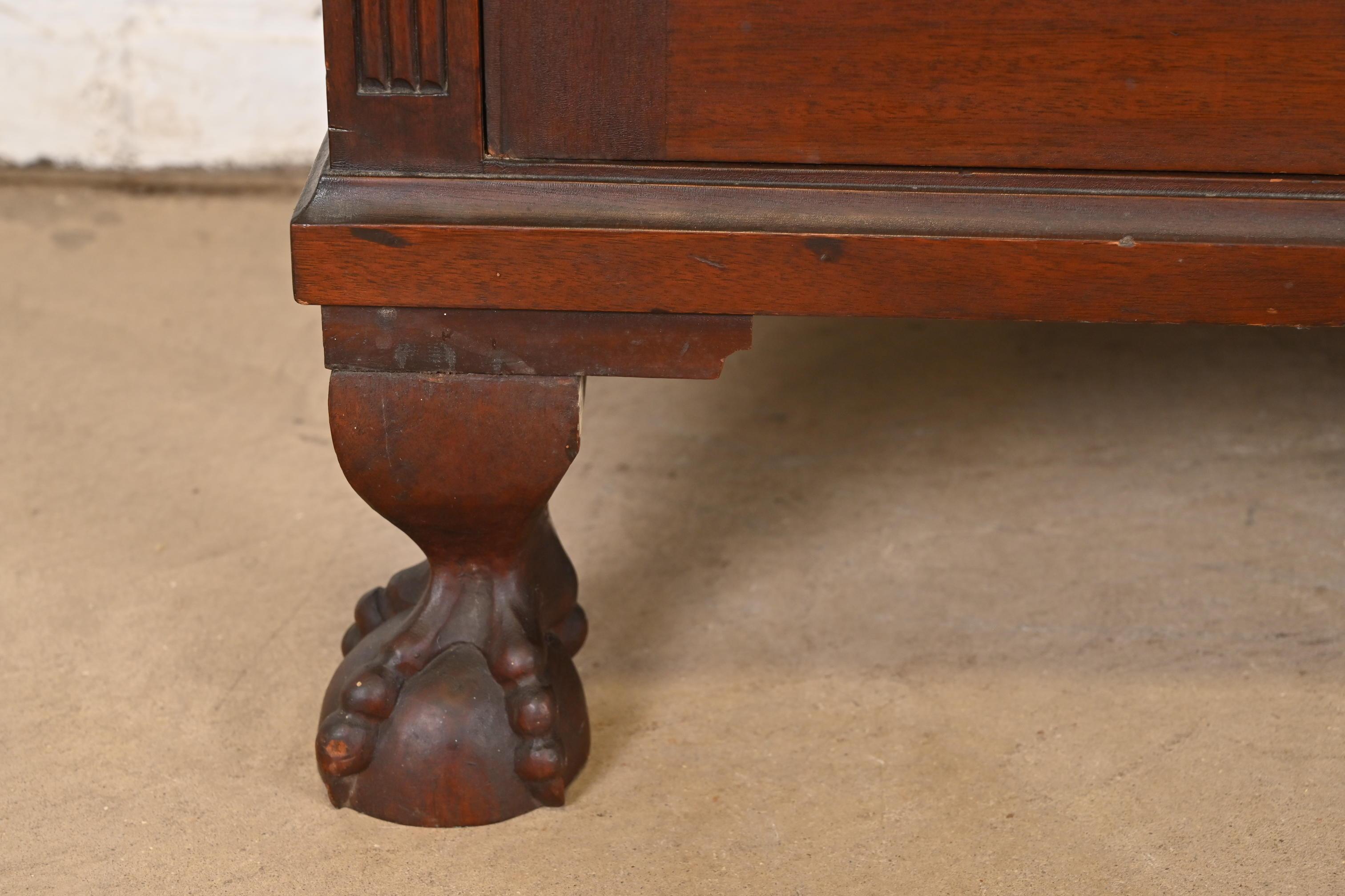 R. J. Horner Style American Empire Carved Mahogany Bookcase, Circa 1890s en vente 1