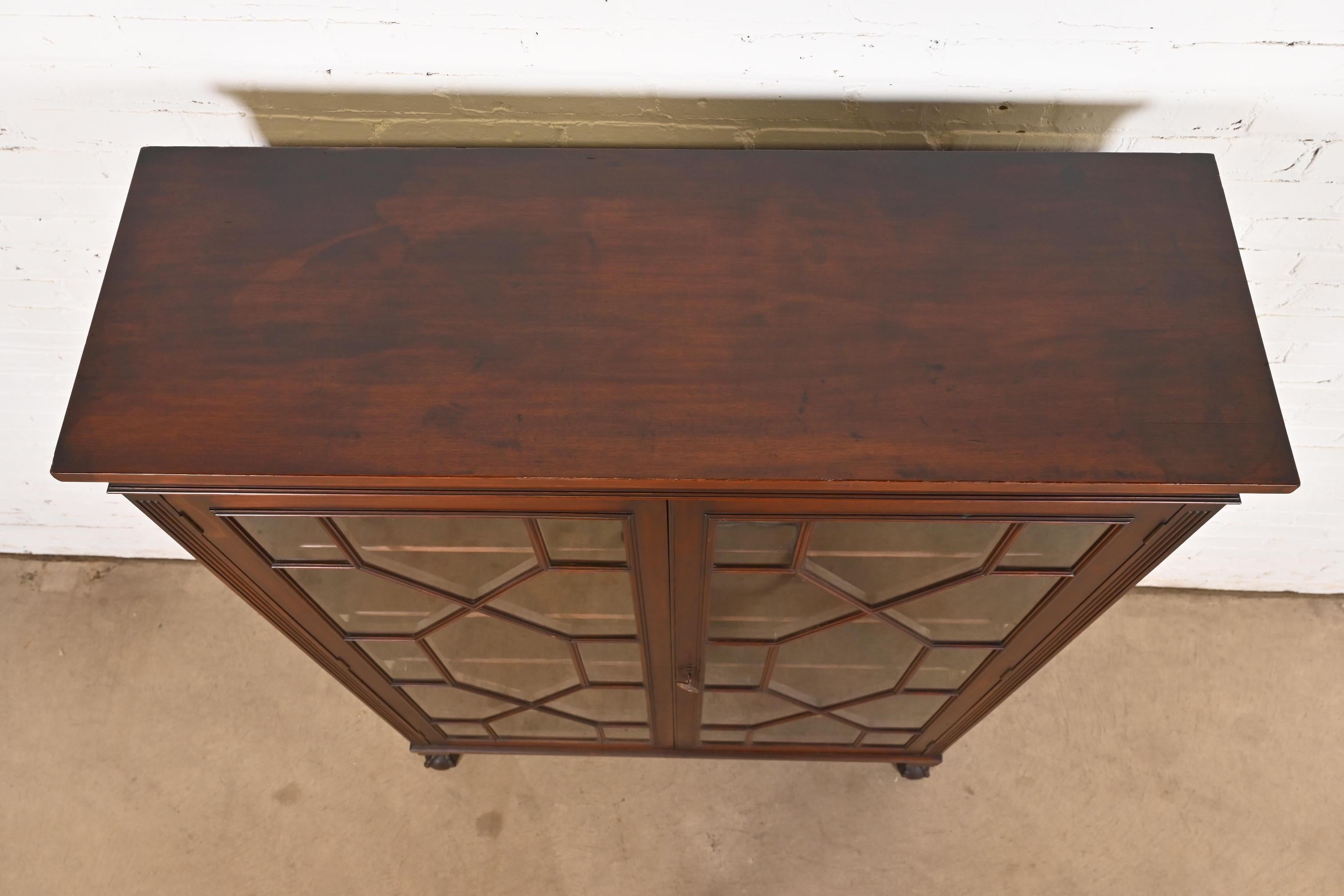 R. J. Horner Style American Empire Carved Mahogany Bookcase, Circa 1890s en vente 2