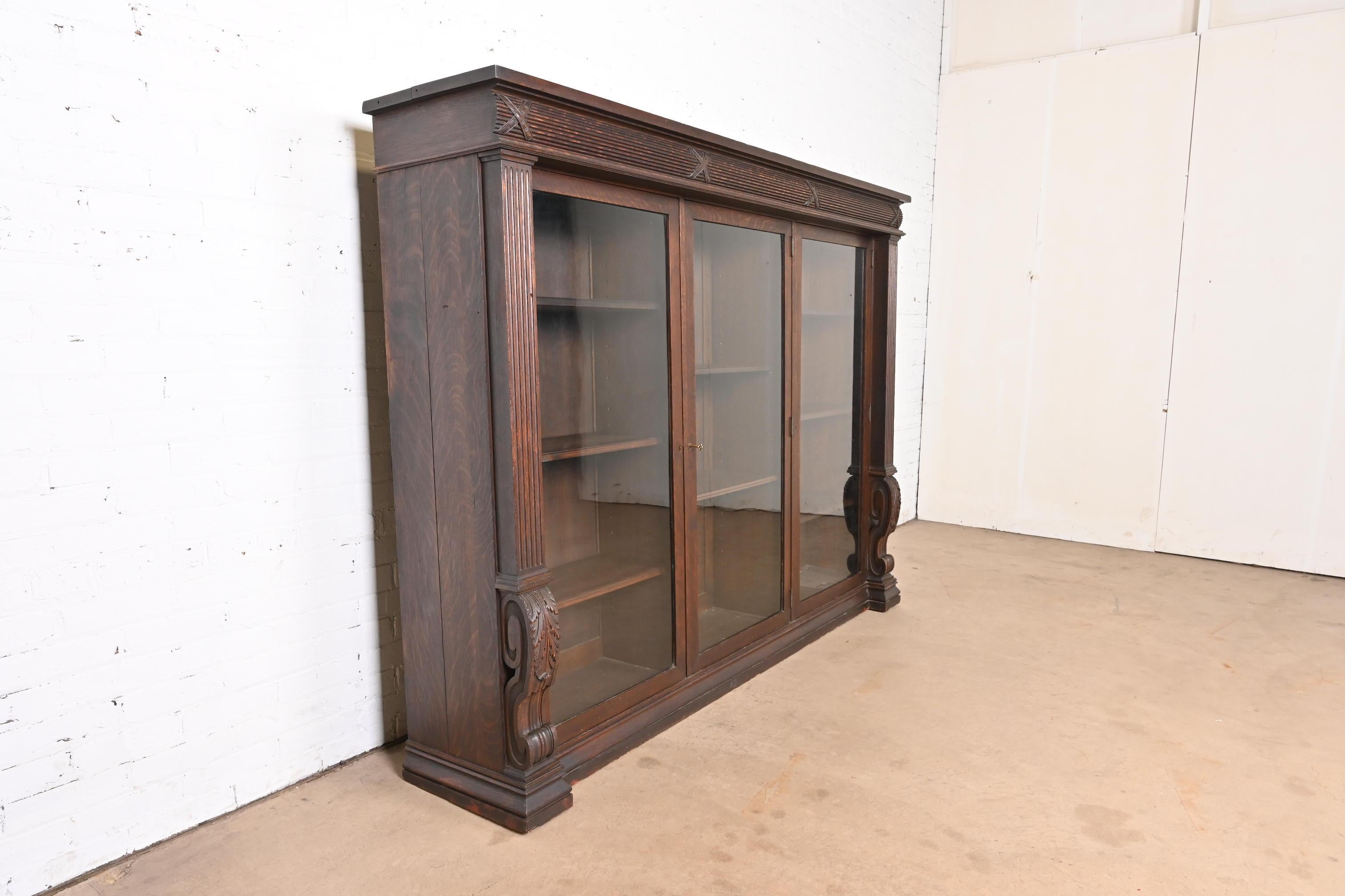 Américain Bibliothèque triple sur le devant en chêne sculpté de style Empire américain de R. J. Horner en vente