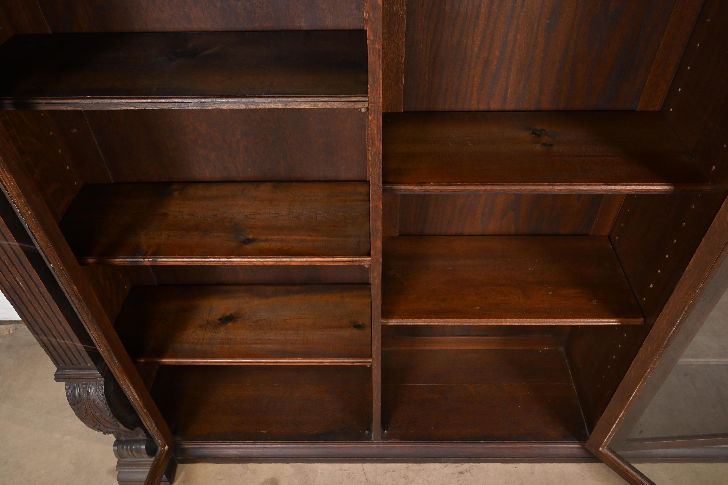 20ième siècle Bibliothèque triple sur le devant en chêne sculpté de style Empire américain de R. J. Horner en vente