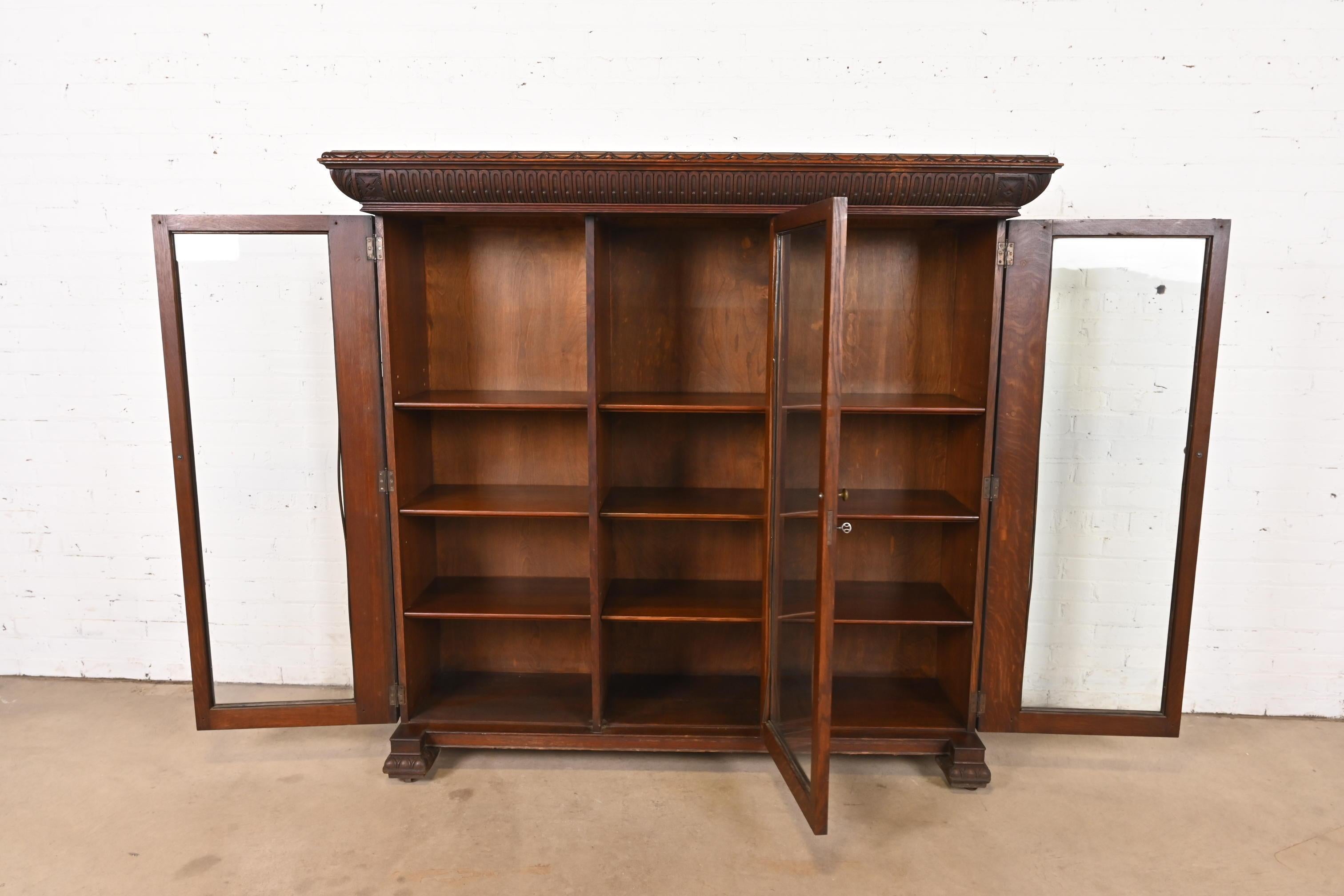 Verre Bibliothèque triple sur le devant en chêne sculpté de style Empire américain de R. J. Horner en vente