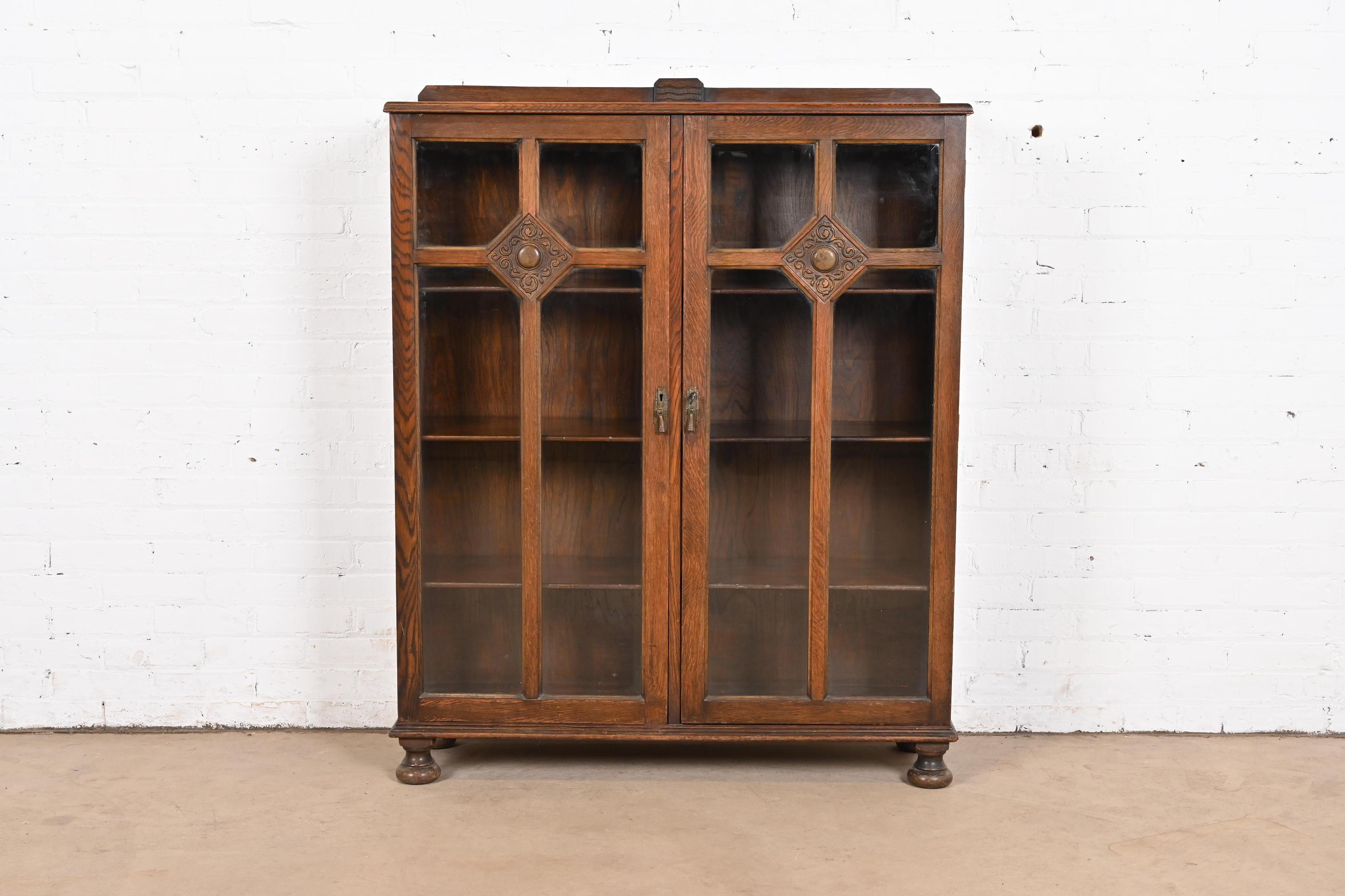 An outstanding antique English Tudor or Victorian double bookcase cabinet

In the manner of R. J. Horner & Co.

England, Circa 1900

Gorgeous carved quarter sawn oak, with mullioned glass front doors, and original brass hardware. Cabinet locks, and