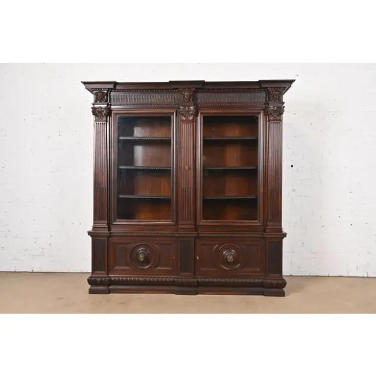 Un excepcional y monumental mueble librería antiguo victoriano o del Renacimiento francés

A la manera de R.J. Horner & Co.

EE.UU., Circa 1900

Caoba, con columnas y caras talladas ornamentadas, puertas delanteras de cristal y herrajes originales