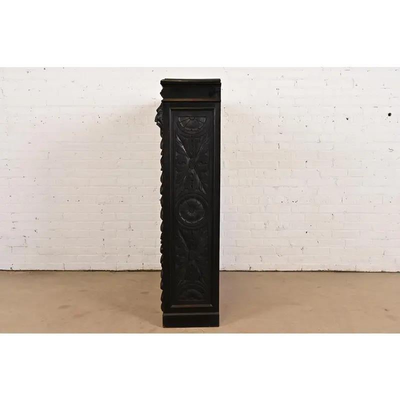 R. J. Horner Stil Antike viktorianische geschnitzte Eiche Bücherschrank, CIRCA 1880s im Angebot 4