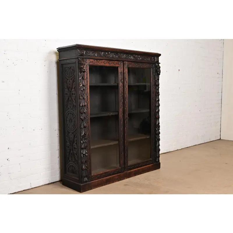 Ein prächtiger antiker viktorianischer oder Renaissance-Revival-Breakfront- oder Barschrank 

In der Art von R.J. Horner & Co.

USA, CIRCA 1880er Jahre

Geschnitzte Eiche, mit Glastüren. Die Innenböden sind verstellbar. Der Schrank ist abschließbar,