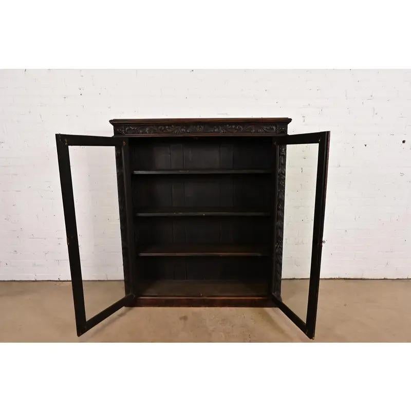 R. J. Horner Stil Antike viktorianische geschnitzte Eiche Bücherschrank, CIRCA 1880s (Glas) im Angebot