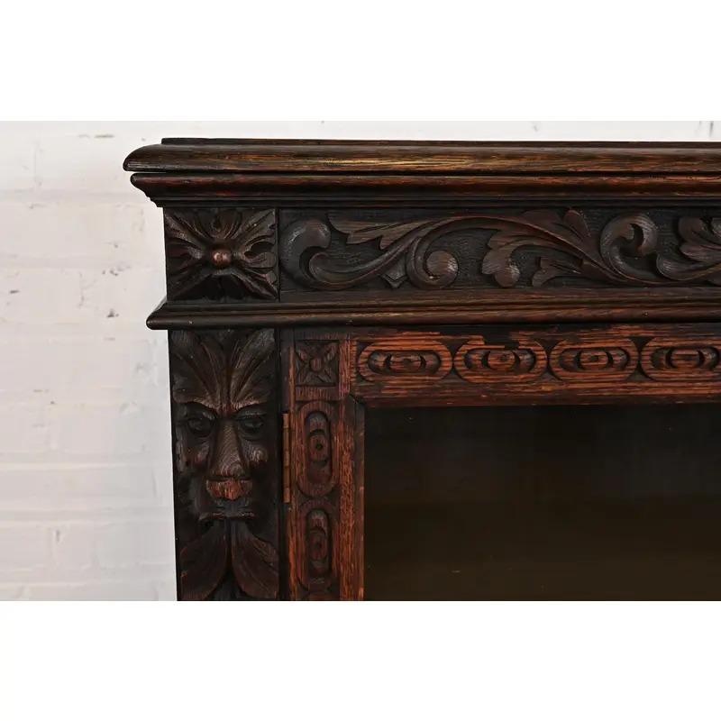 R. J. Horner Stil Antike viktorianische geschnitzte Eiche Bücherschrank, CIRCA 1880s im Angebot 1