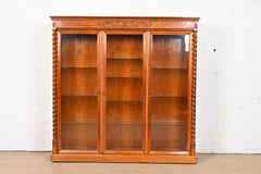 R. J. Horner Estantería triple iluminada de roble tallado estilo victoriano antiguo, década de 1890