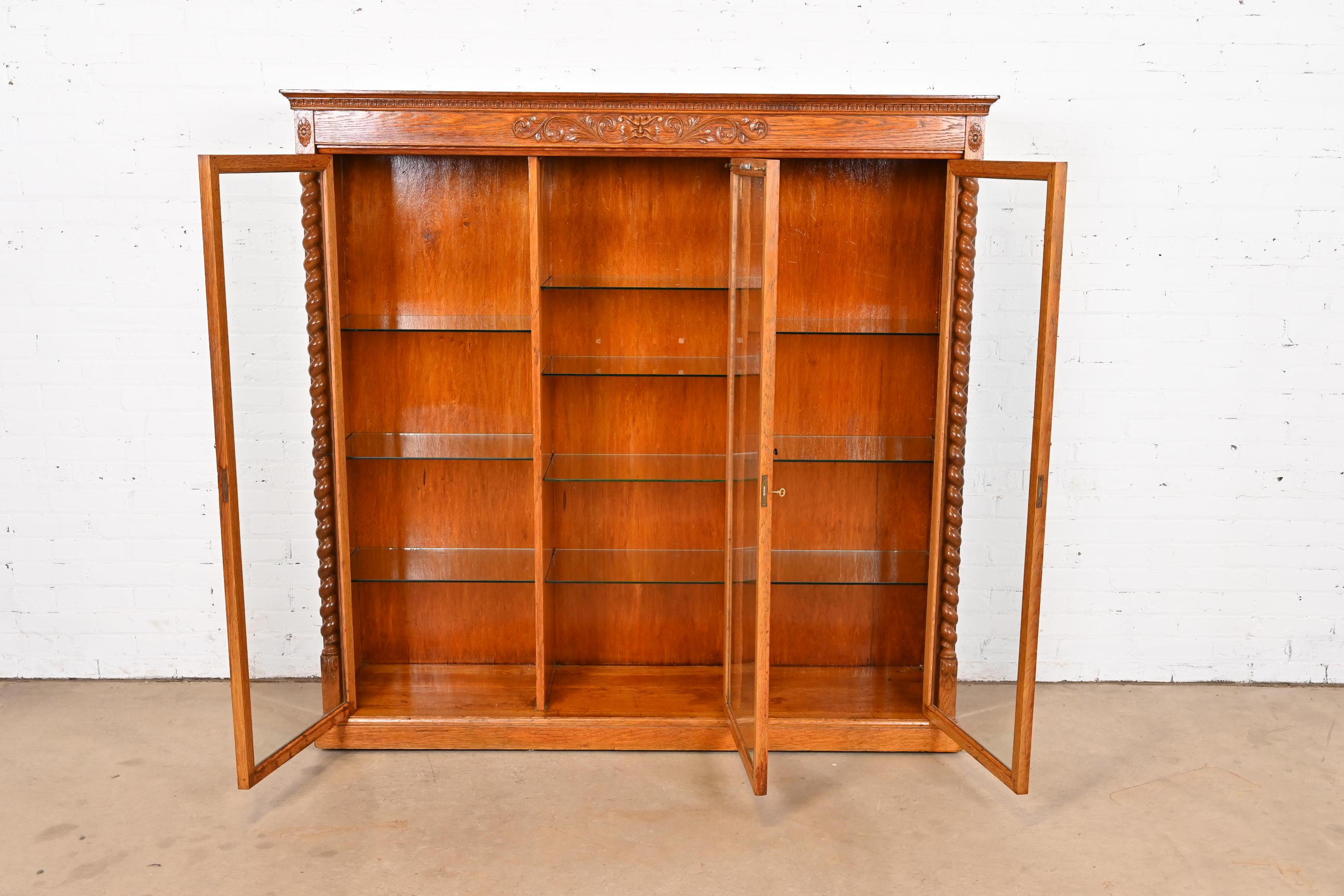 XIXe siècle Bibliothèque triple éclairée victorienne ancienne en chêne sculpté de style R. J. Horner, années 1890 en vente