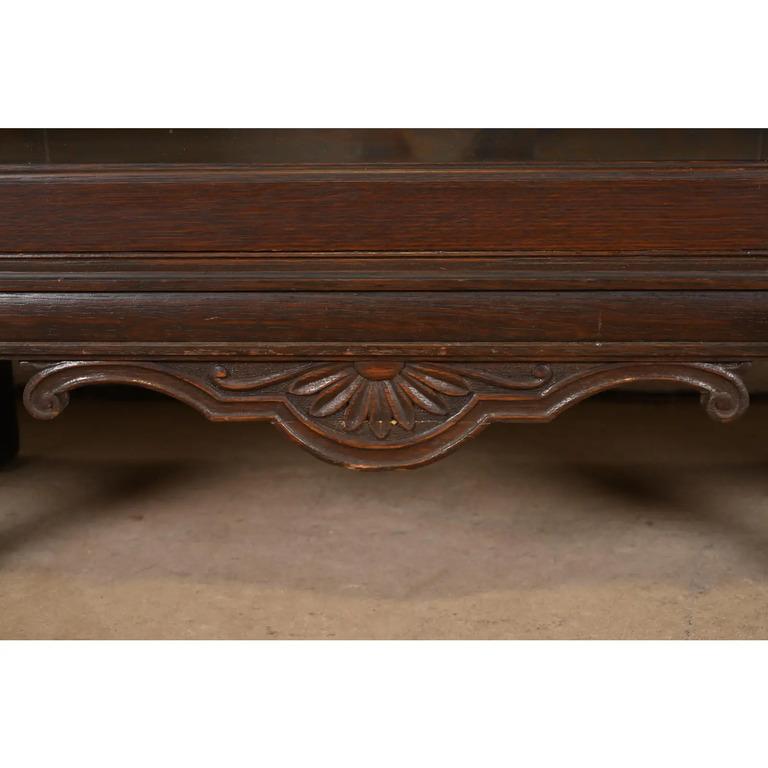R. J. Horner Antique Victorian Carved Oak Triple Bookcase, Circa 1890s (bibliothèque triple en chêne sculpté) en vente 3