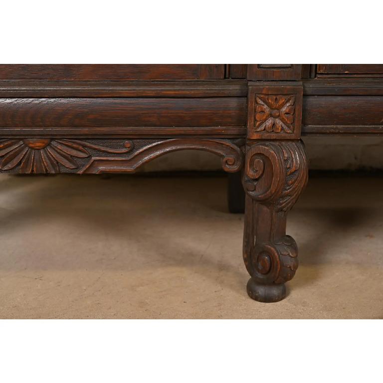 R. J. Horner Antique Victorian Carved Oak Triple Bookcase, Circa 1890s (bibliothèque triple en chêne sculpté) en vente 4