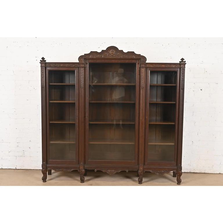 Exceptionnelle armoire à trois livres de style victorien ou Renaissance.

À la manière de J.R. Horner & Co.

États-Unis, vers 1890

Chêne sculpté, avec portes avant en verre. Les armoires se ferment et la clé est incluse.

Dimensions : 71,5 