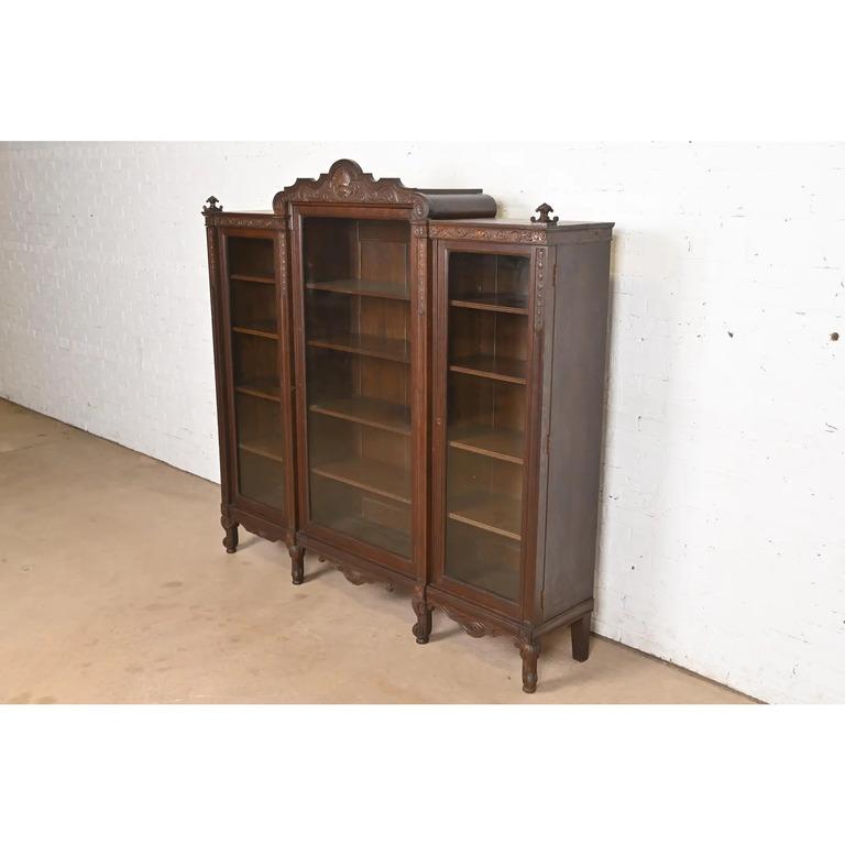 Américain R. J. Horner Antique Victorian Carved Oak Triple Bookcase, Circa 1890s (bibliothèque triple en chêne sculpté) en vente