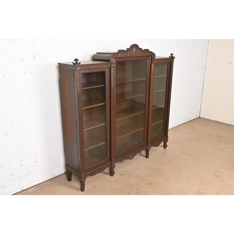 R. J. Horner Antique Victorian Carved Oak Triple Bookcase, Circa 1890s (bibliothèque triple en chêne sculpté) Bon état - En vente à South Bend, IN