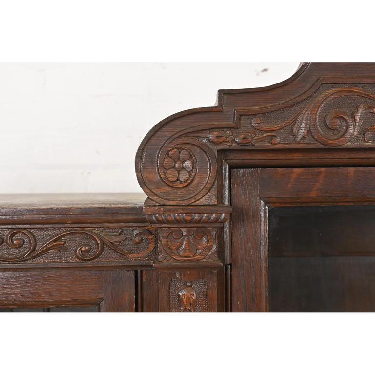 R. J. Horner Antique Victorian Carved Oak Triple Bookcase, Circa 1890s (bibliothèque triple en chêne sculpté) en vente 1