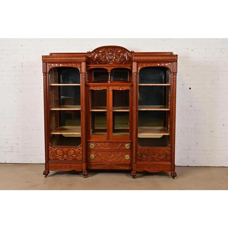 Un'eccezionale libreria tripla d'epoca vittoriana o rinascimentale, una vetrina o un mobile da bar

Alla maniera di R.J. Horner & Co.

USA, circa anni '1880

In legno di ciliegio intagliato, con interno posteriore a specchio, ferramenta in ottone e